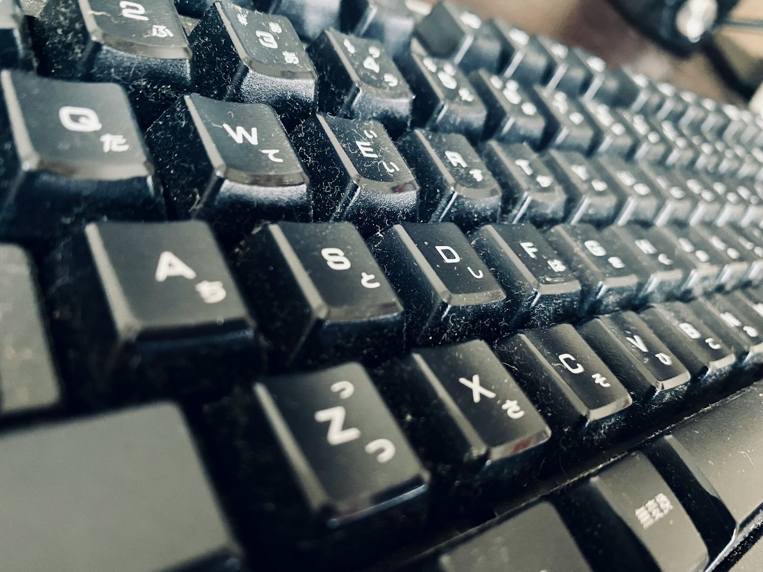 Acercamiento de un teclado negro que destaca las teclas y la textura