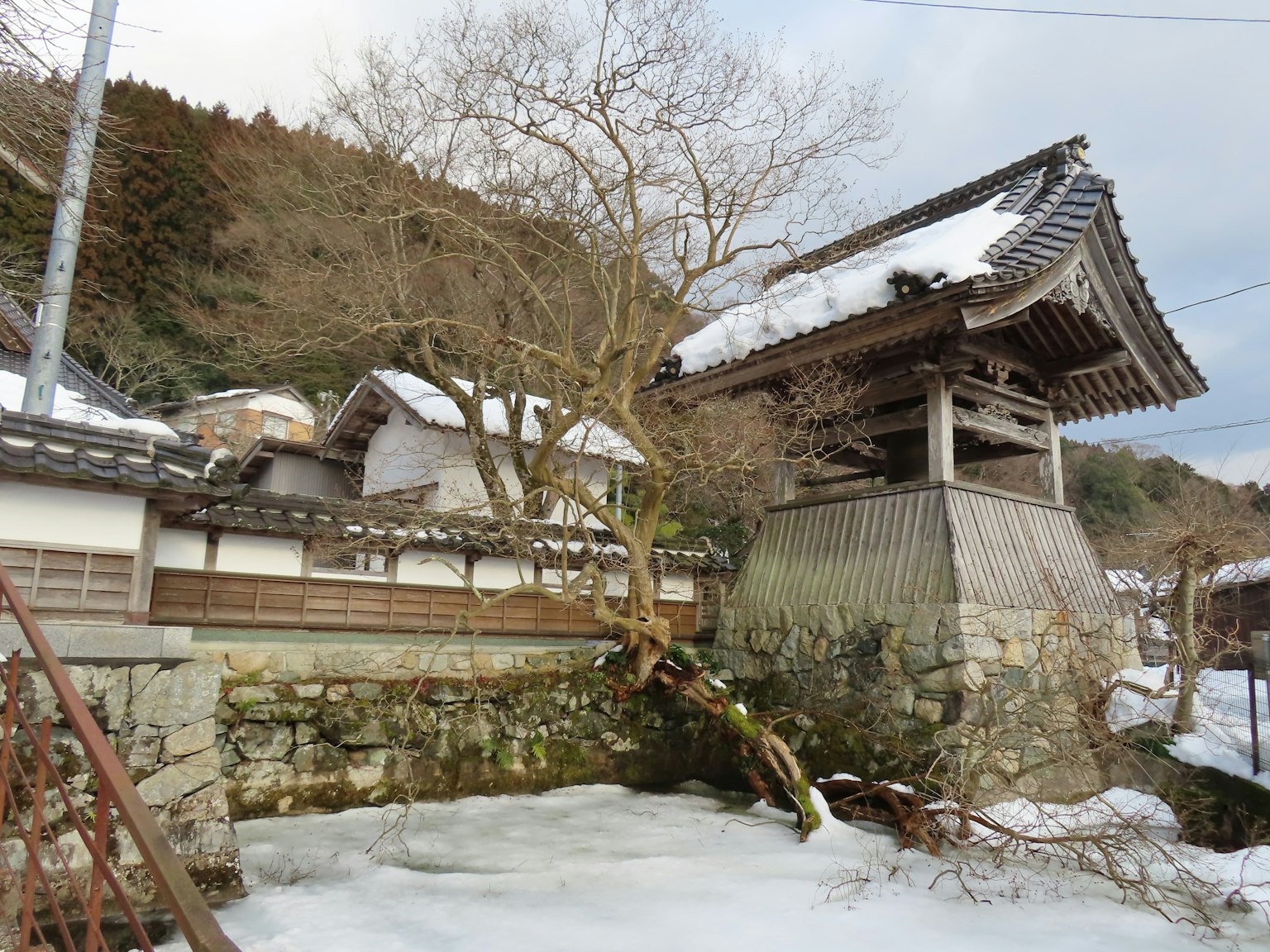 被雪覆蓋的日本傳統建築和鐘樓