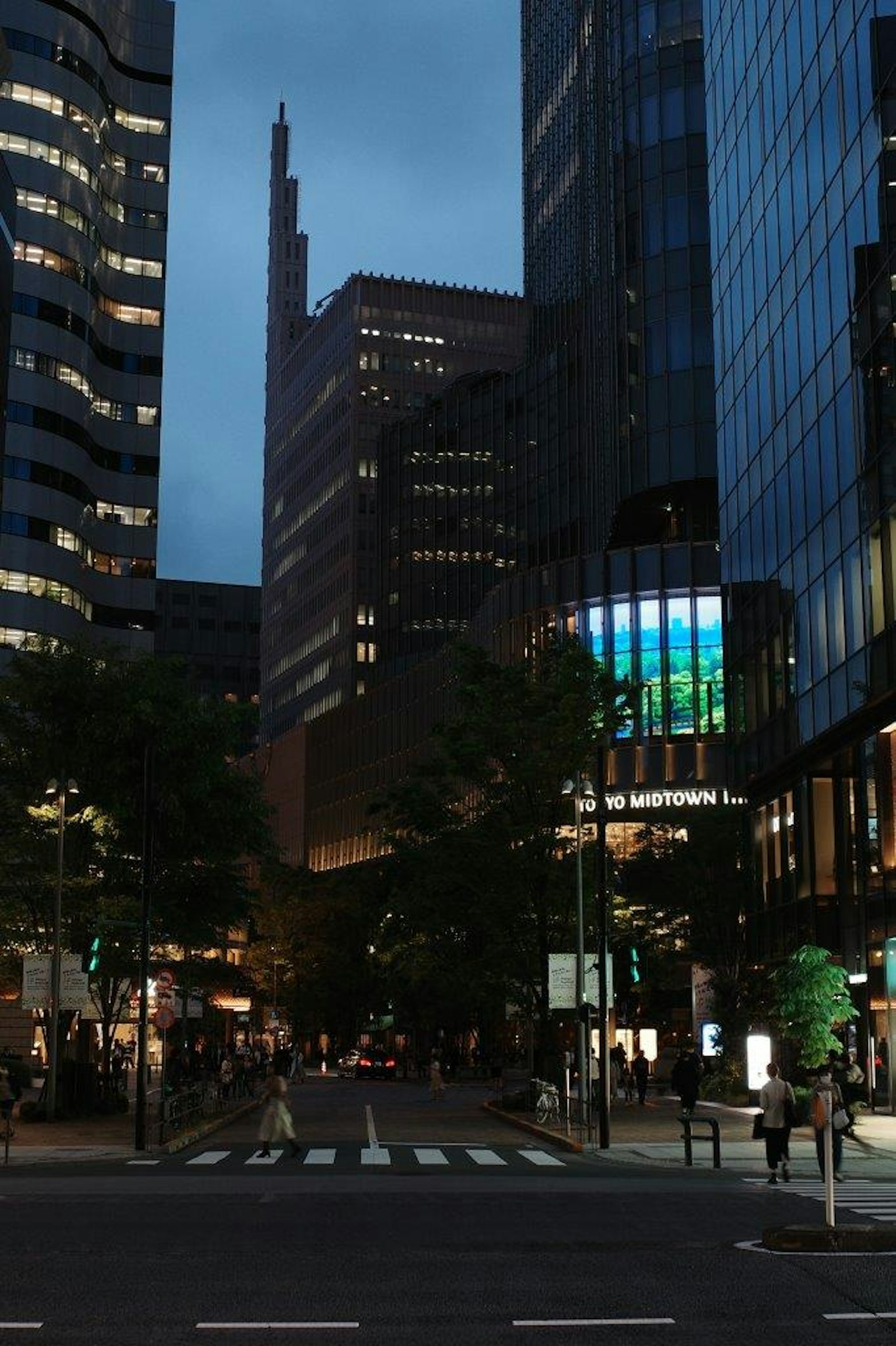 夜間城市景觀 高樓大廈與對比鮮明的藍天