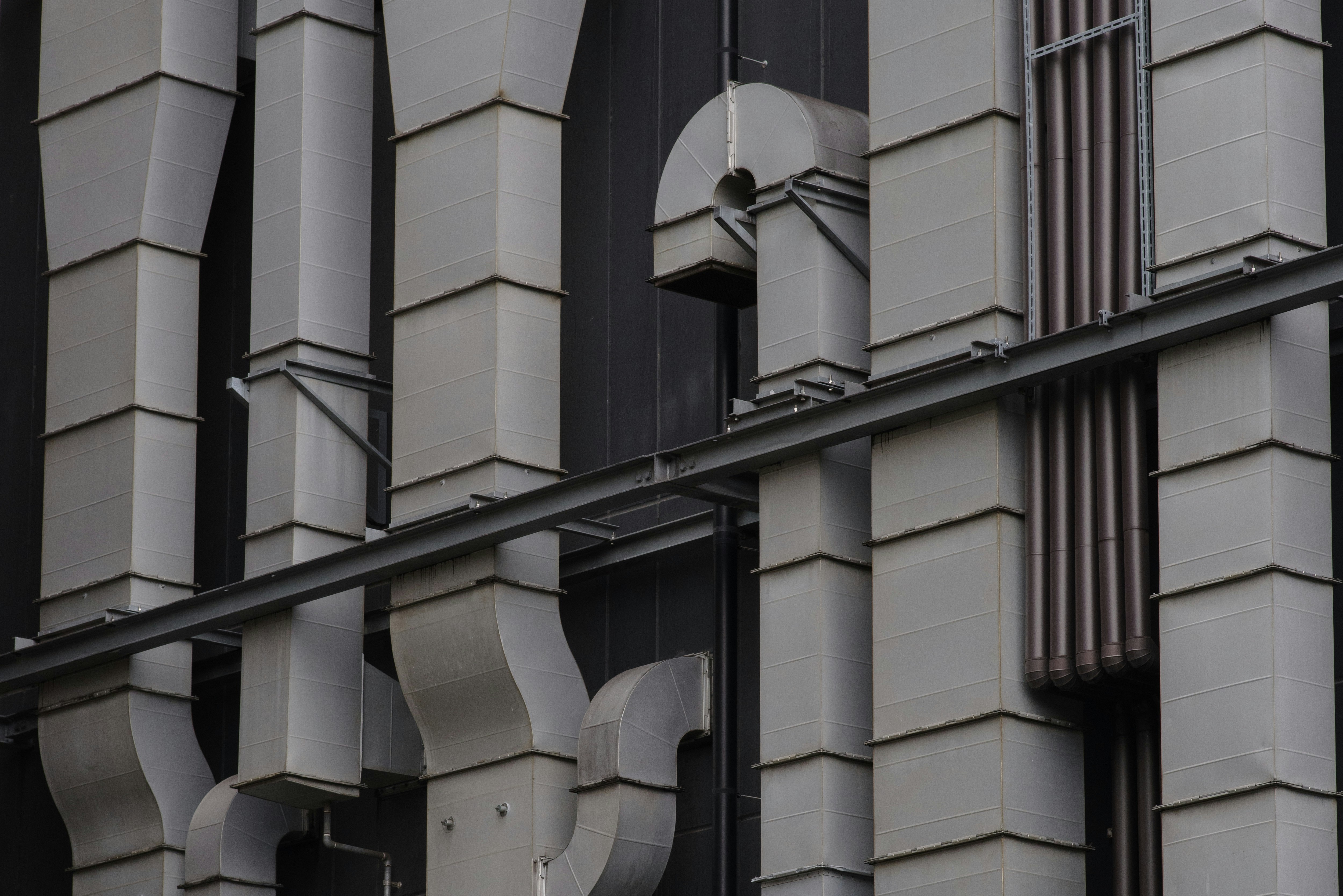 Dettaglio della facciata di un edificio a Roppongi con condotti e tubi