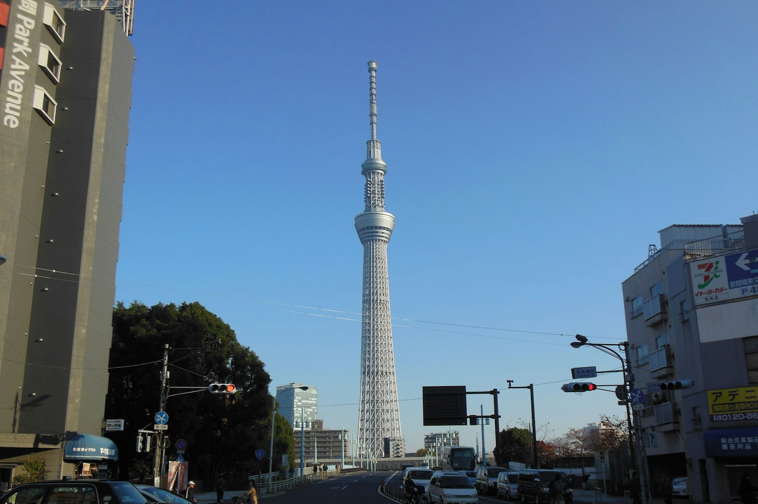 Tokyo Skytree s'élevant sous un ciel bleu clair