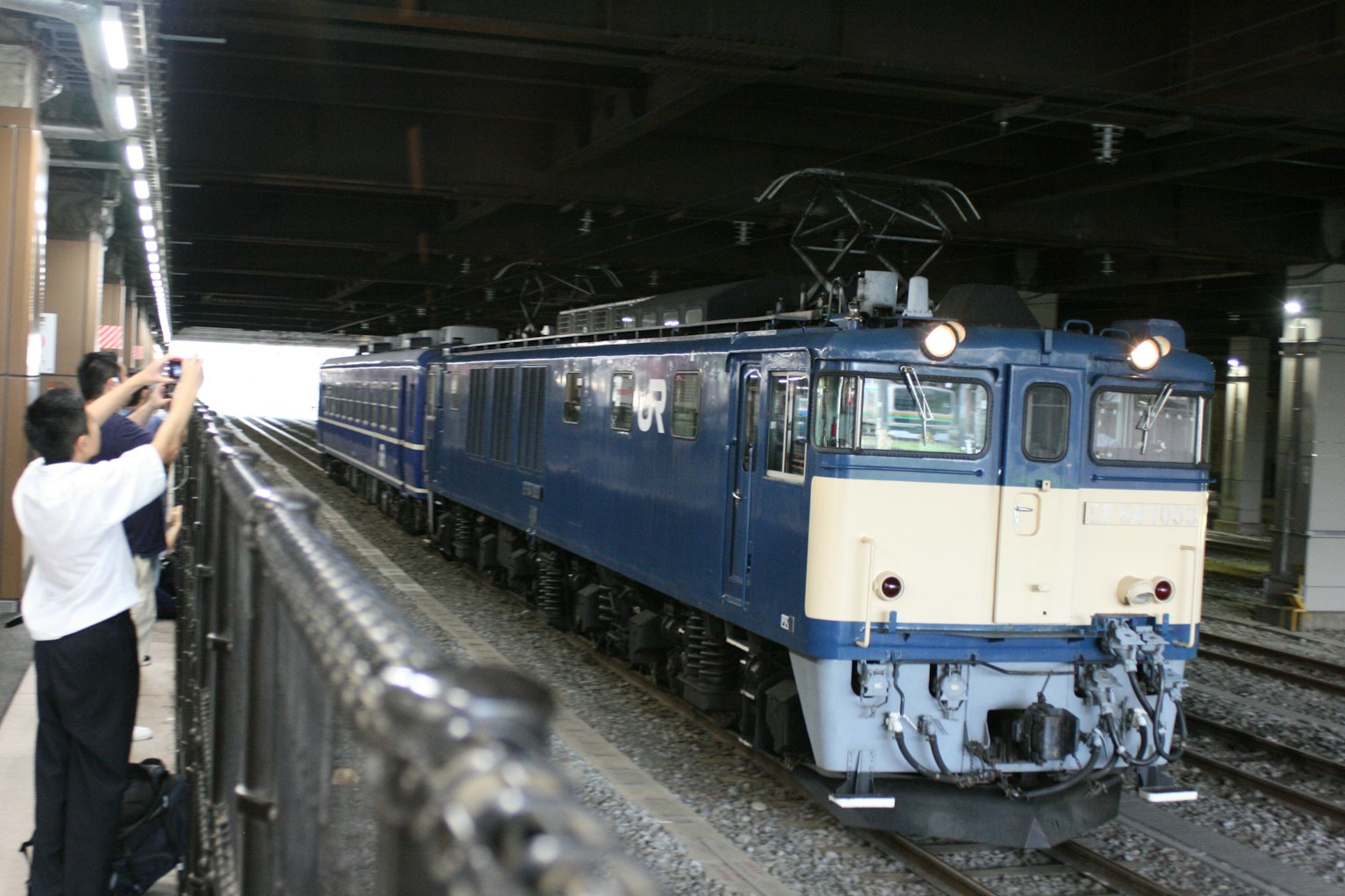 藍色電力機車在火車站