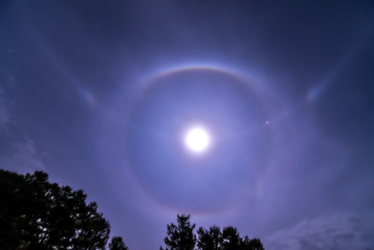 夜空中月亮周围的光环