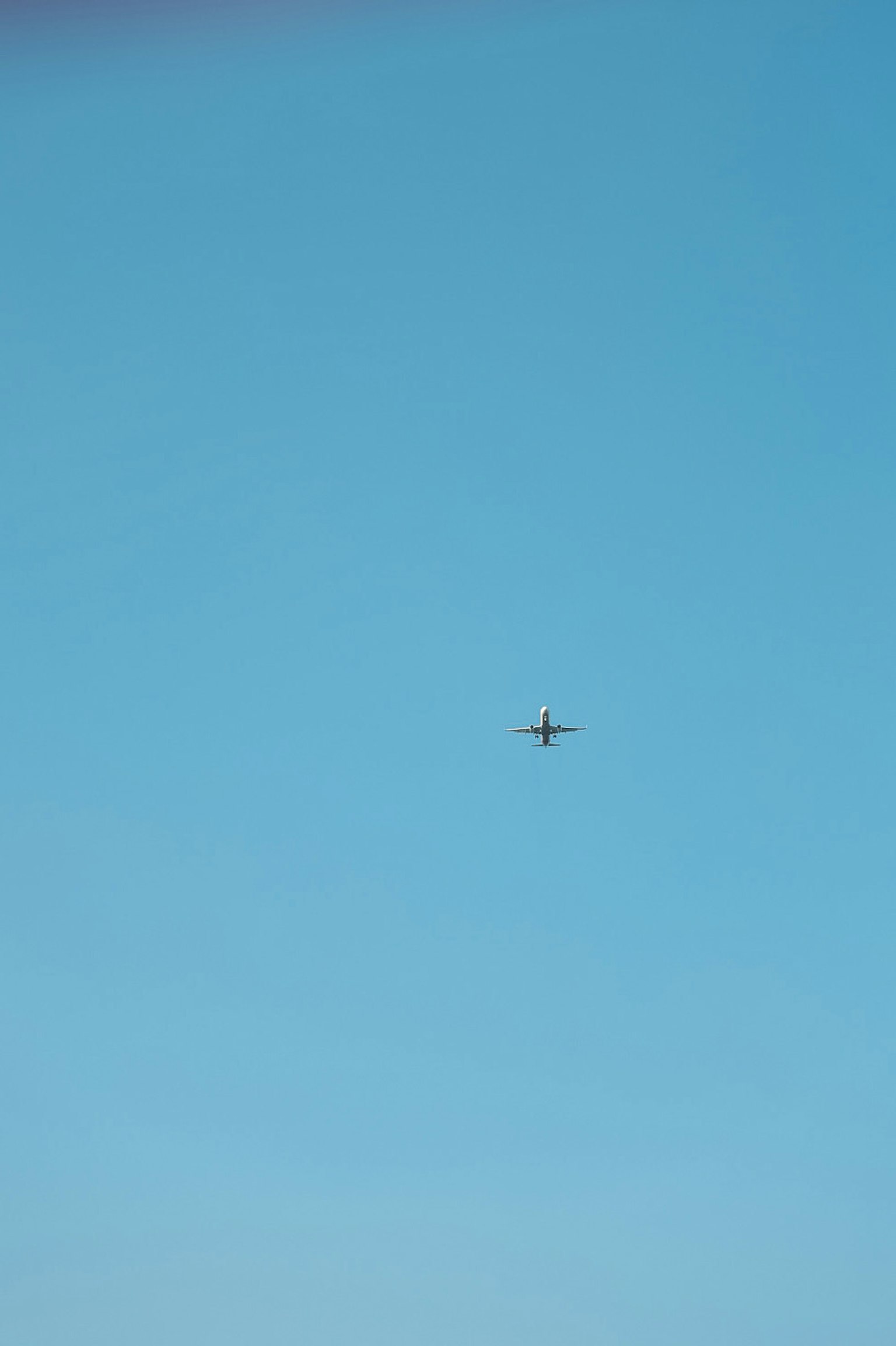 青空に浮かぶドローンの画像