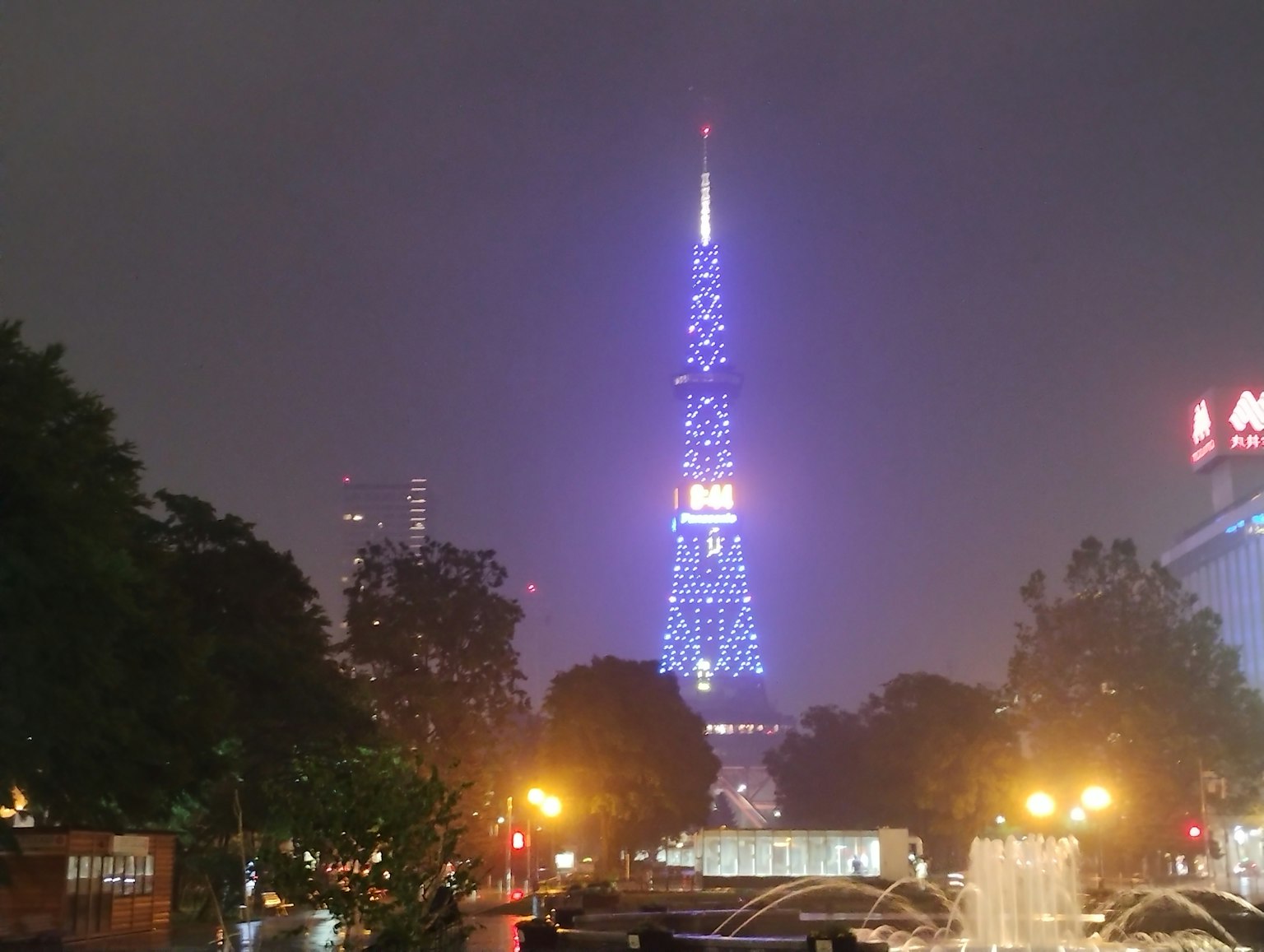 Menara Tokyo yang diterangi cahaya biru di malam hari