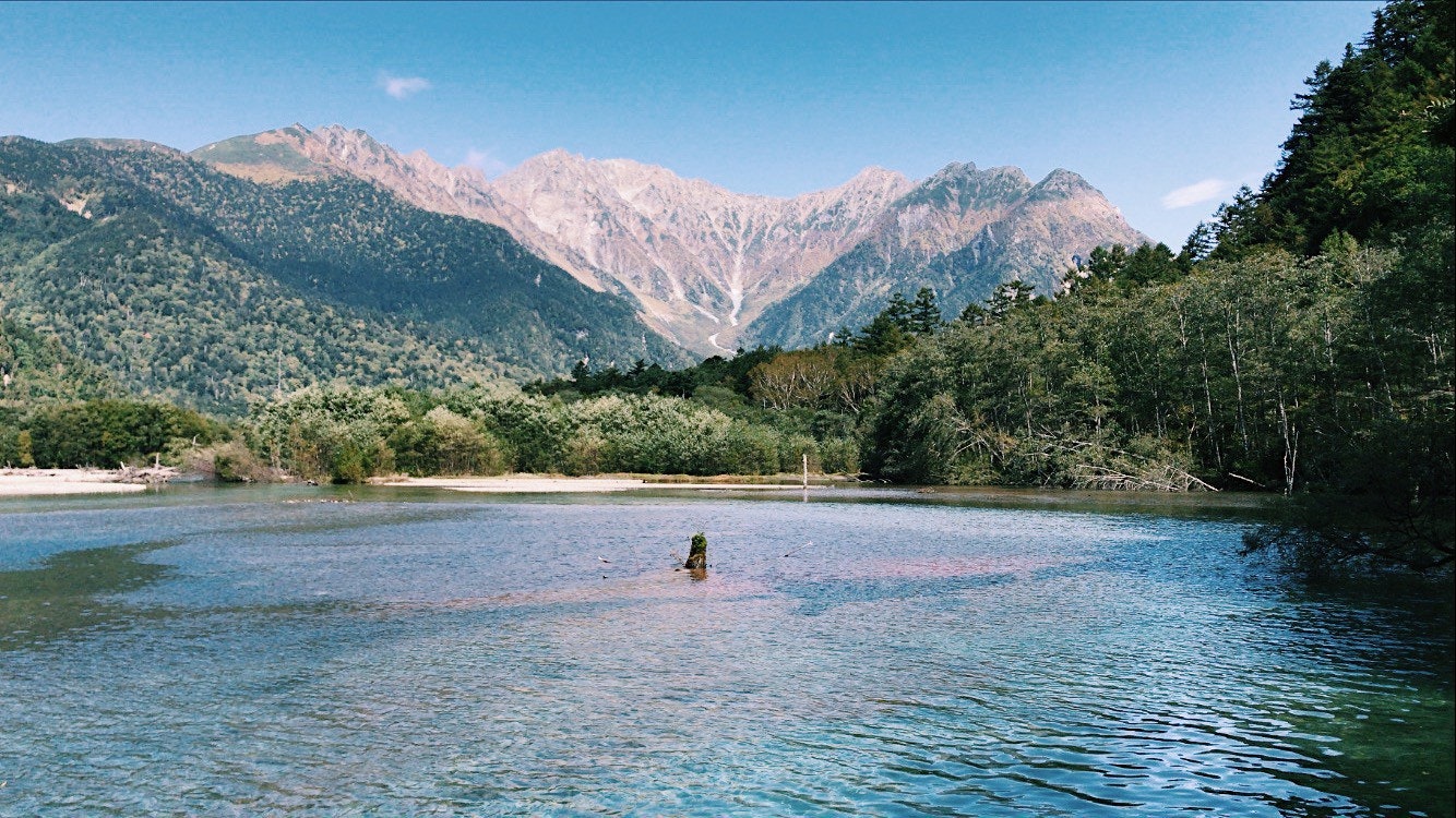 산맥을 배경으로 한 고요한 강과 카누
