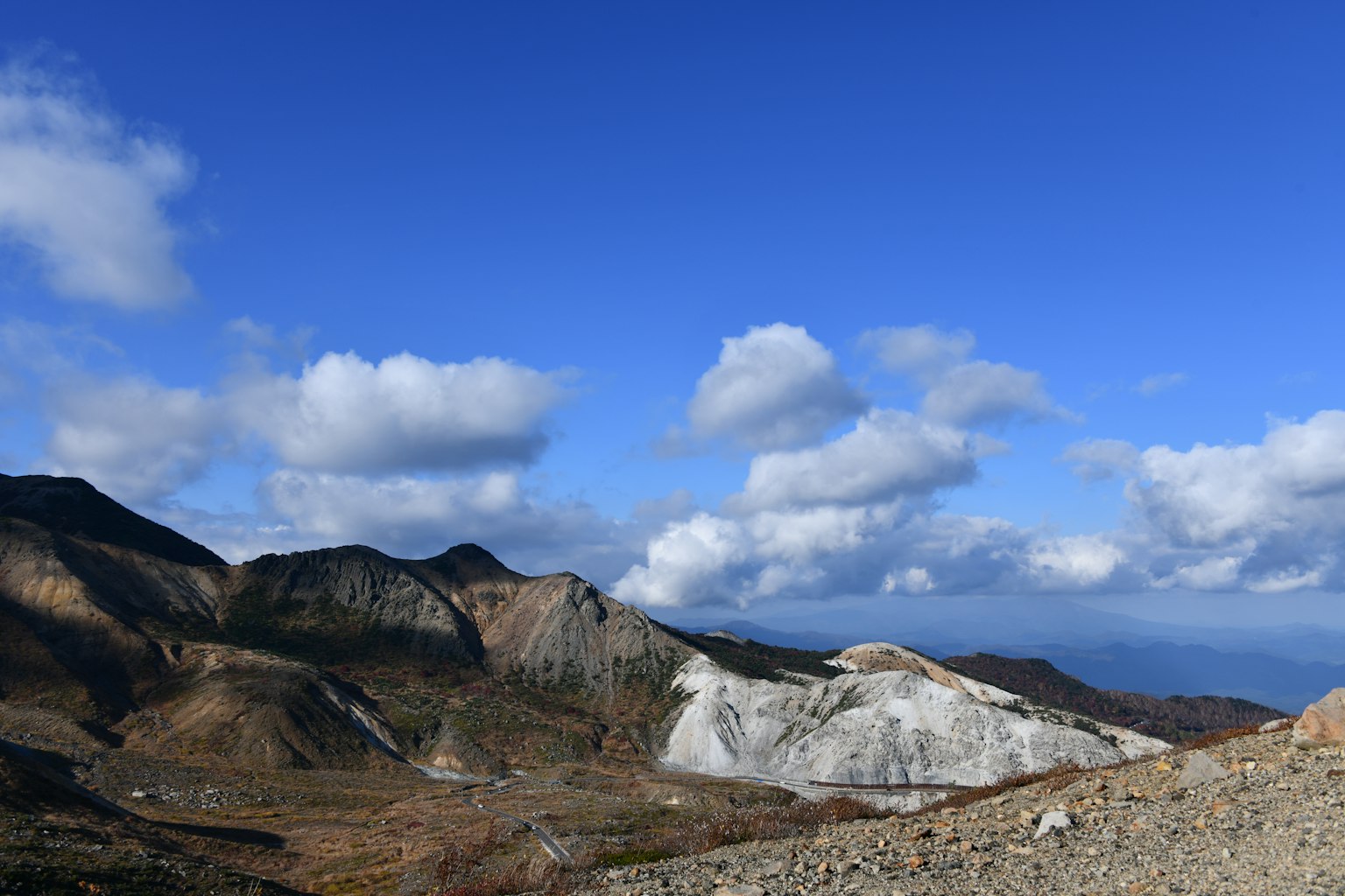 Berglandschaft mit blauem Himmel und weißen Wolken