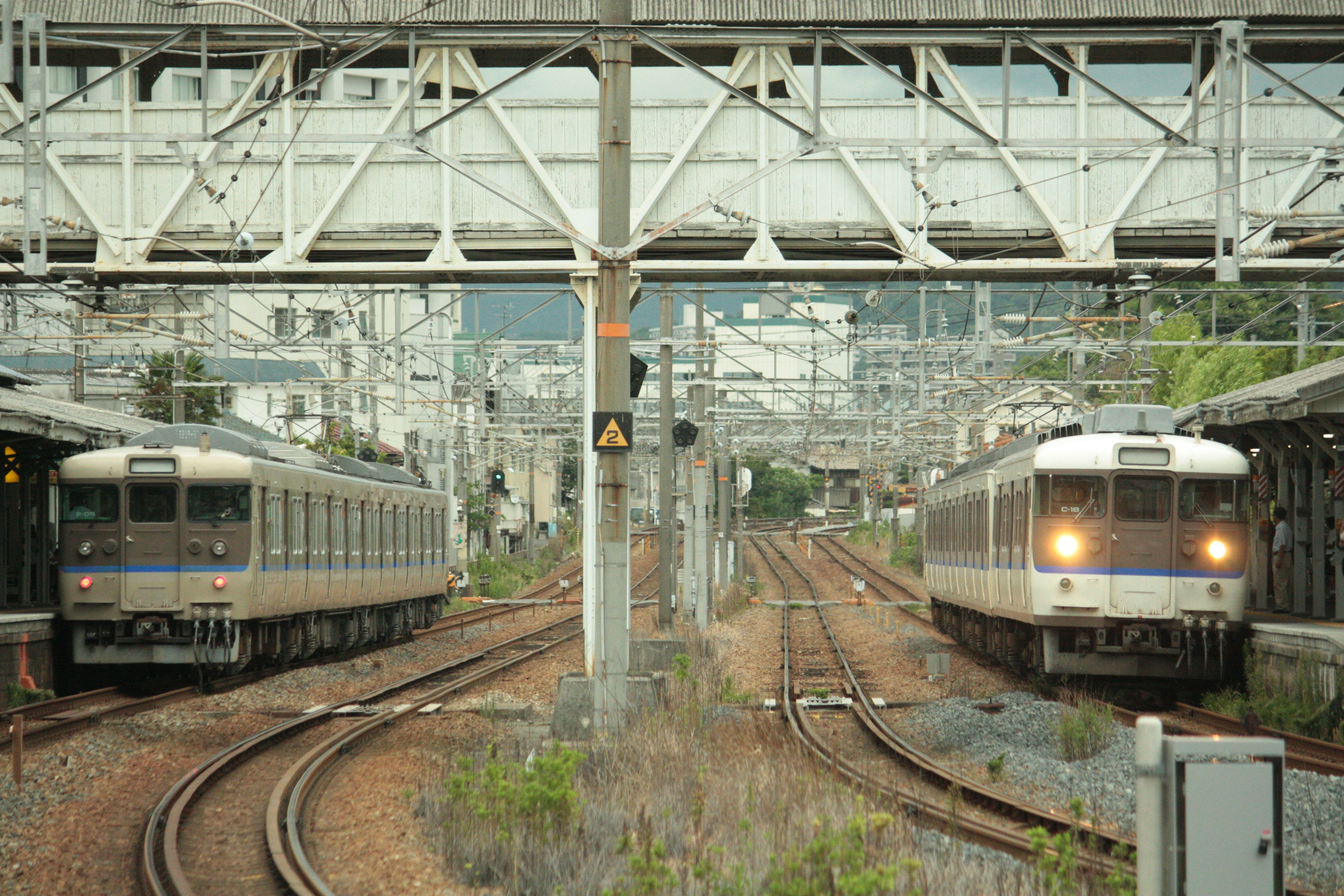 高架下の線路に並ぶ電車の前面