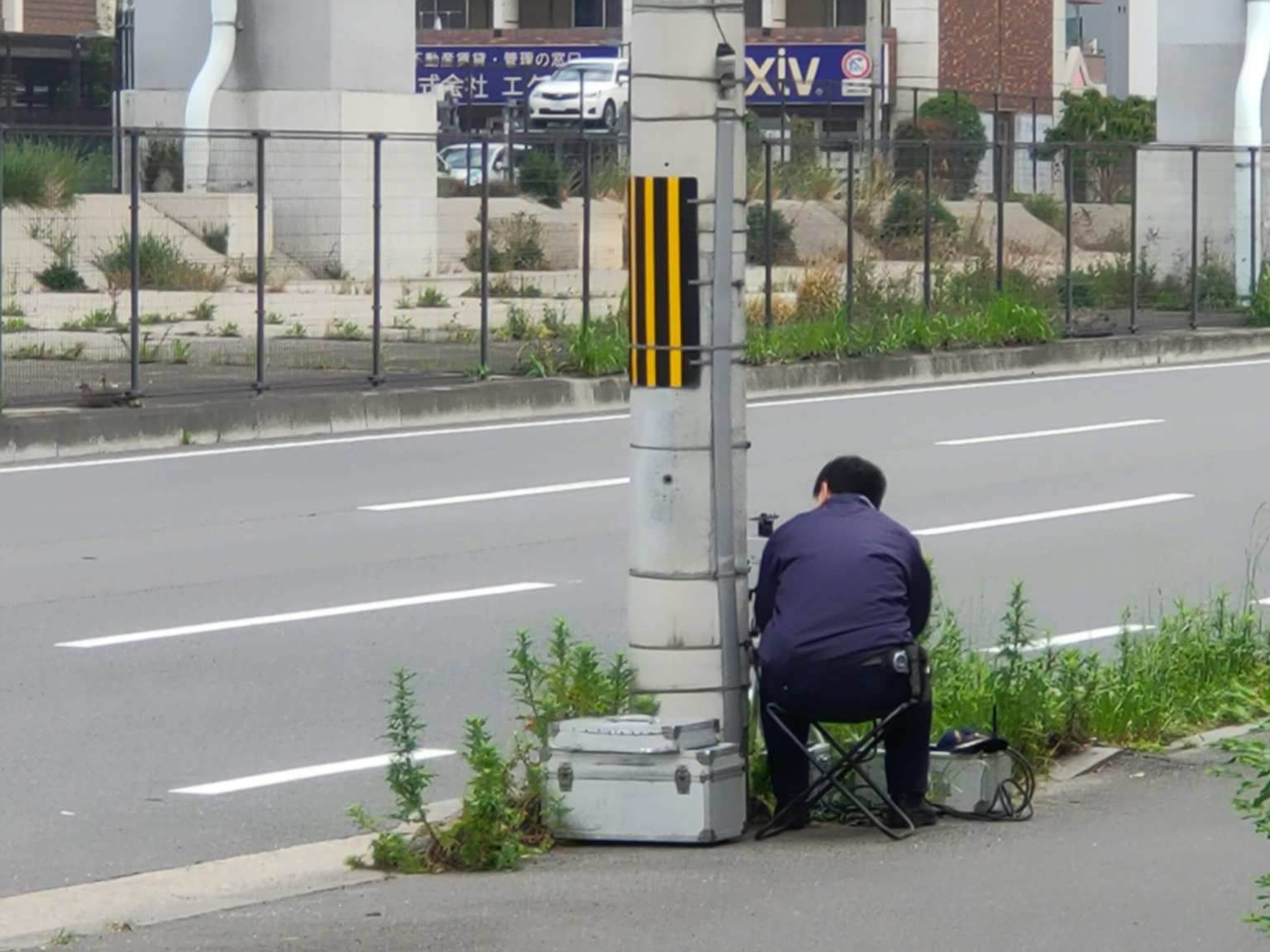 Công nhân ngồi gần cột đường