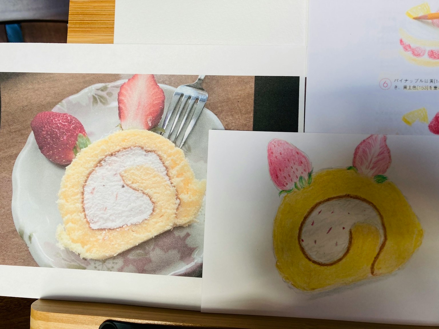 Dessert carino con un rotolo giallo e orecchie di fragola