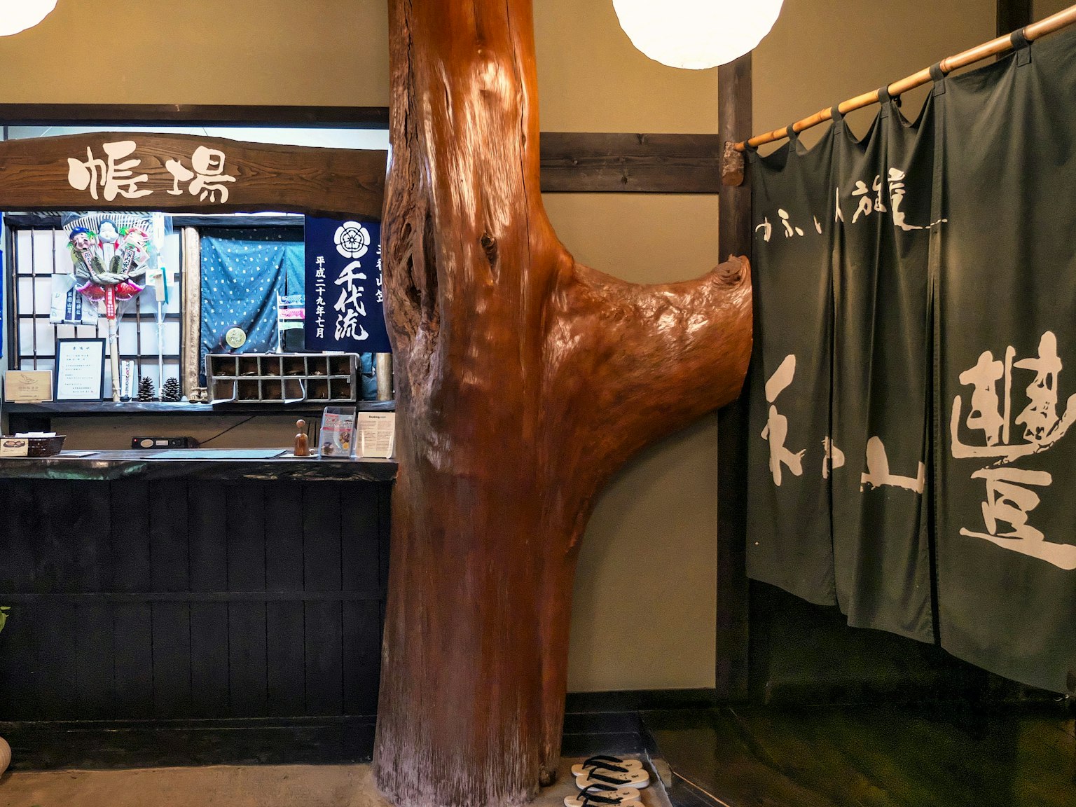 Empfangsbereich eines traditionellen japanischen Gasthauses mit einem großen Holzsäule