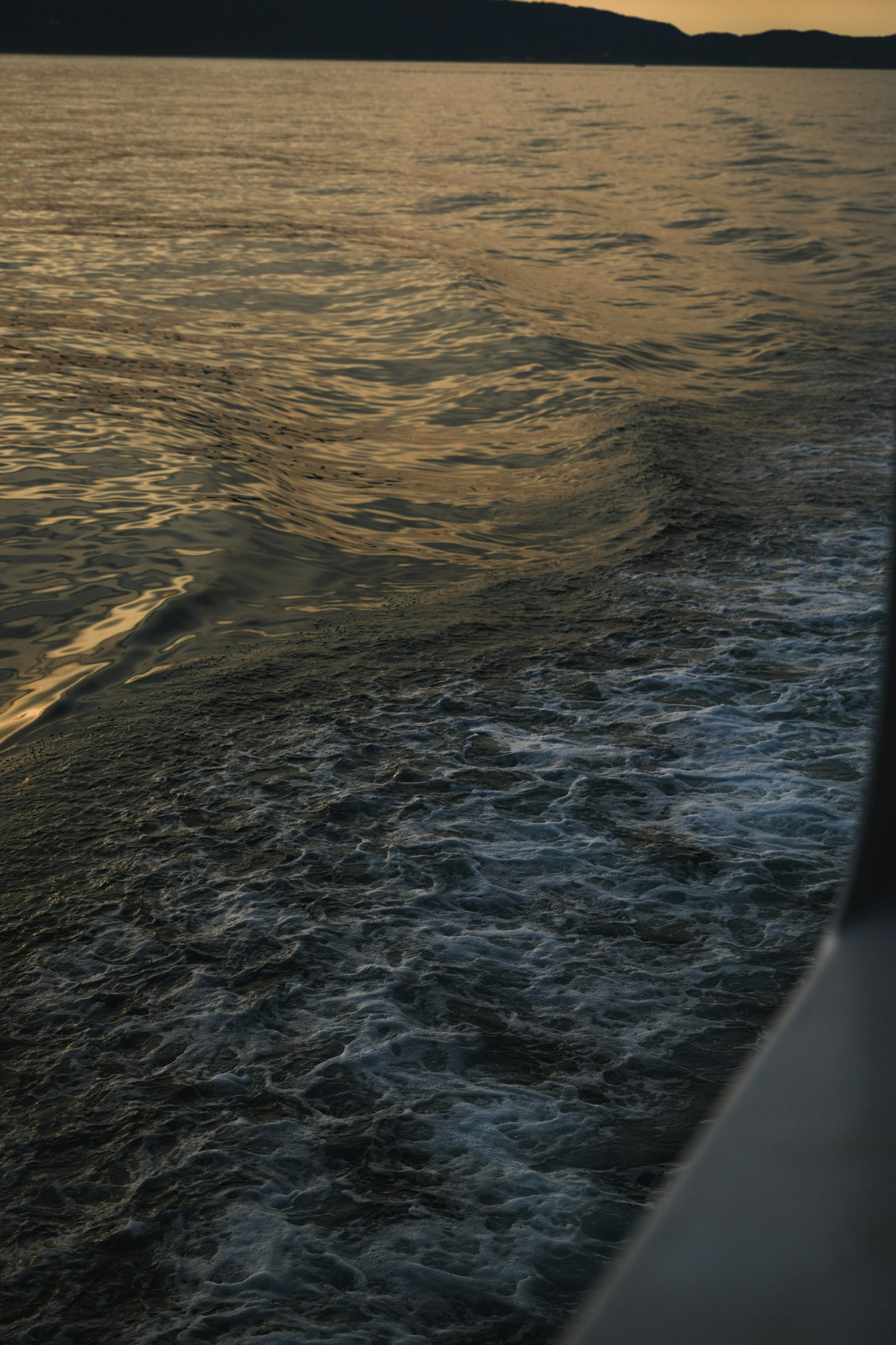 onde del mare illuminate dal tramonto