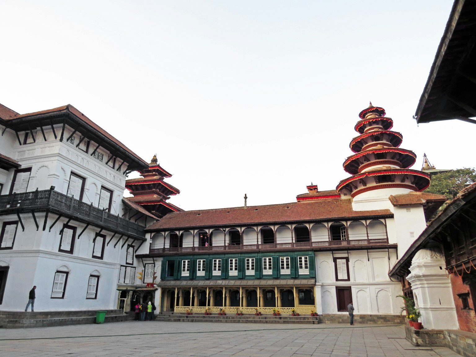 Ein schöner Tempelkomplex, der den traditionellen nepalesischen Baustil in einem offenen Innenhof zeigt