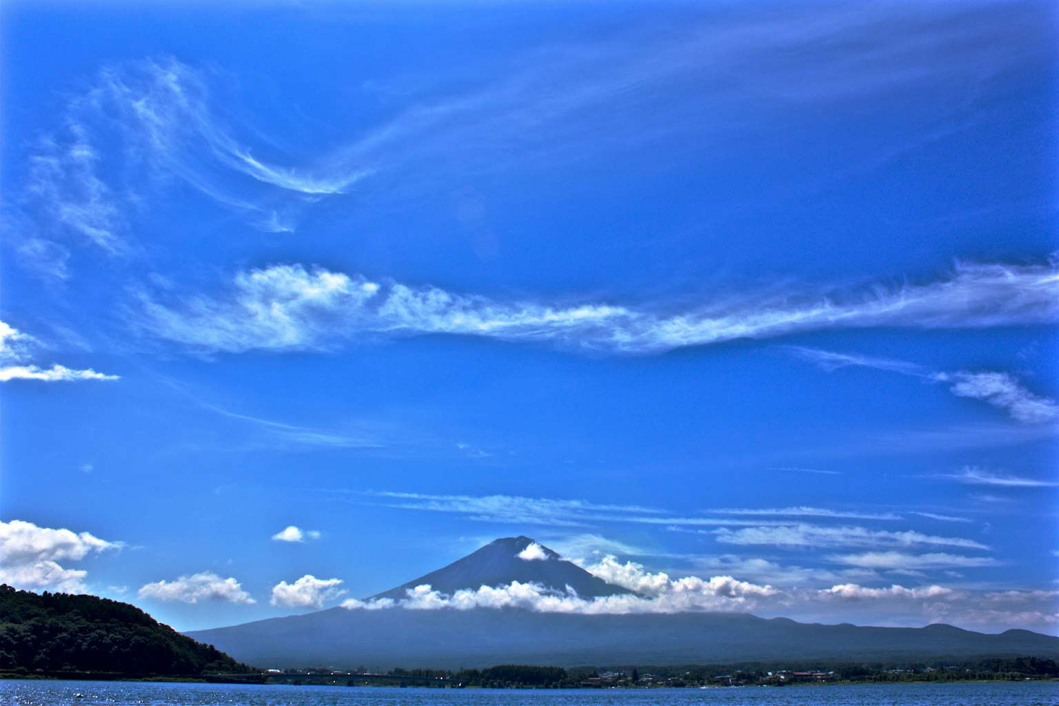 Hermosa vista del monte Fuji con cielo azul y nubes