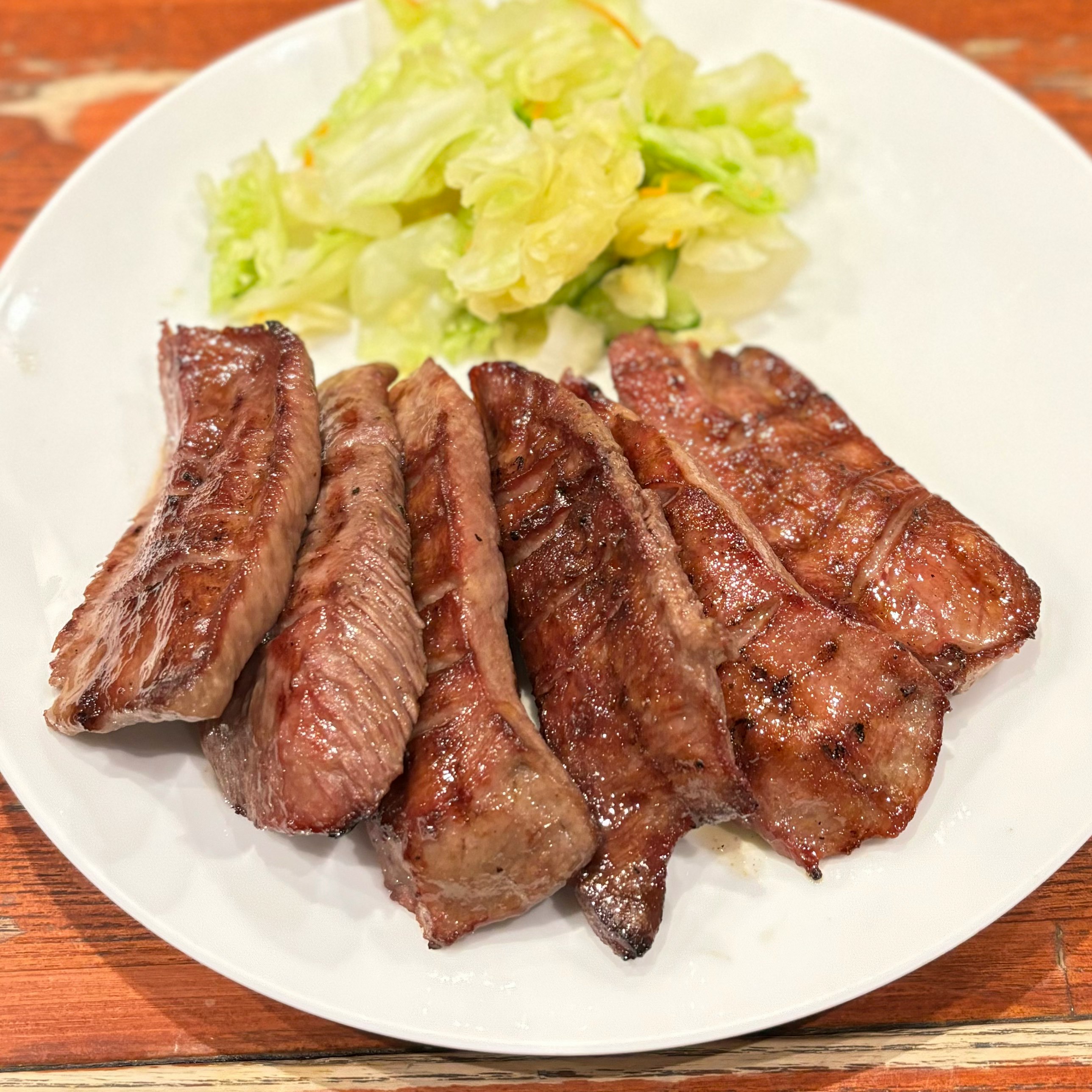 焼き目の付いたソーセージ盛り合わせとレタス