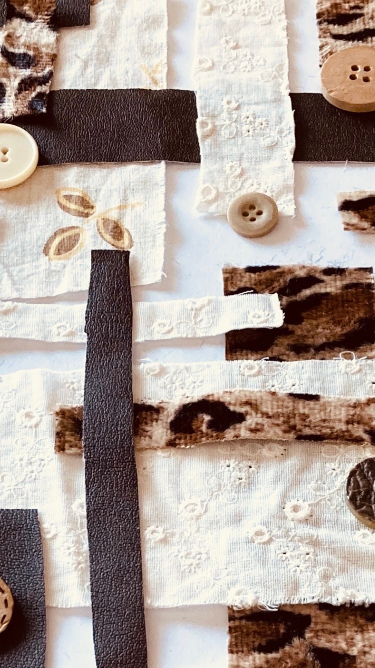 刺し子風の布パッチと木製ボタンのある手作り布小物