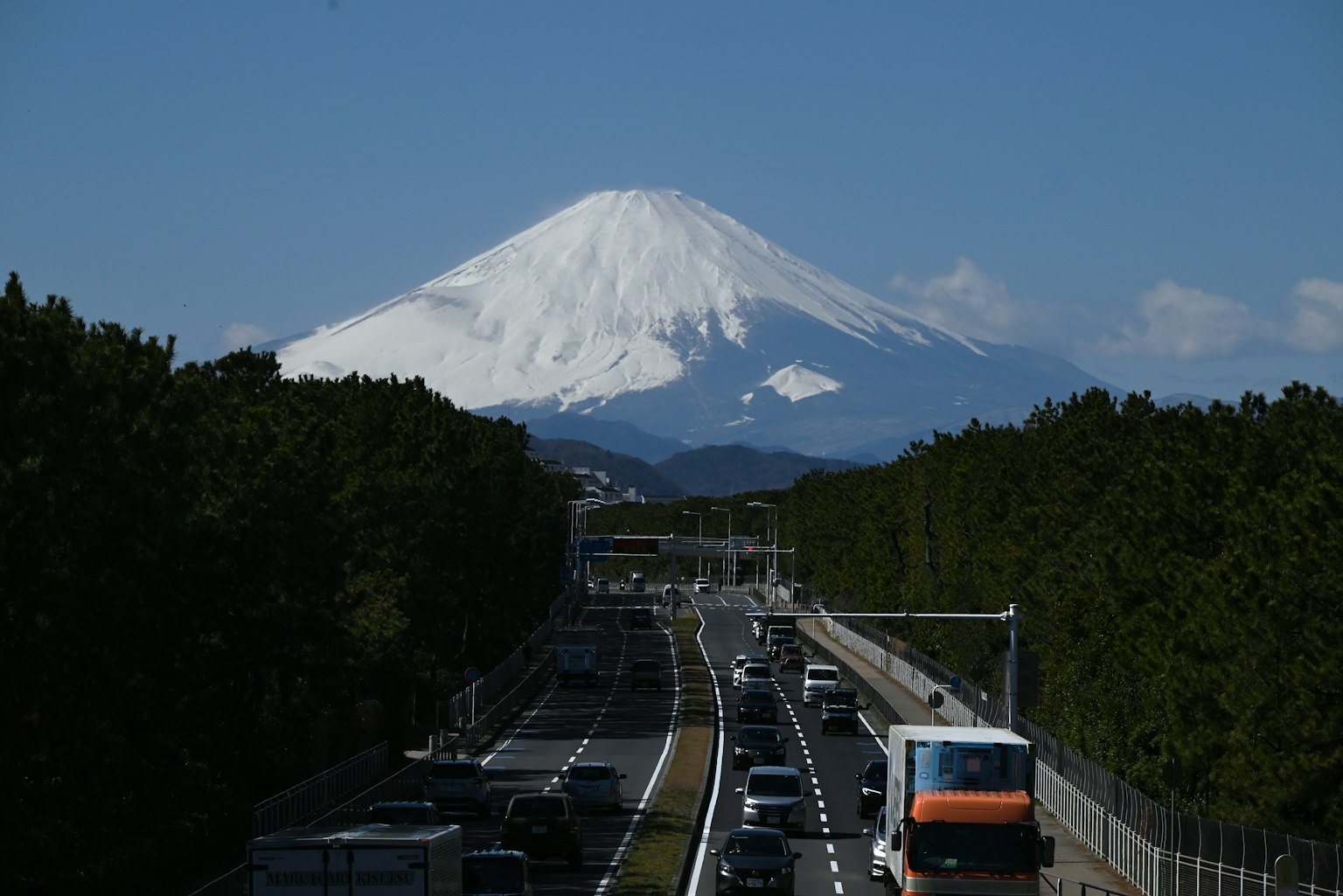 Vista panoramica del monte Fuji innevato con traffico scorrevole