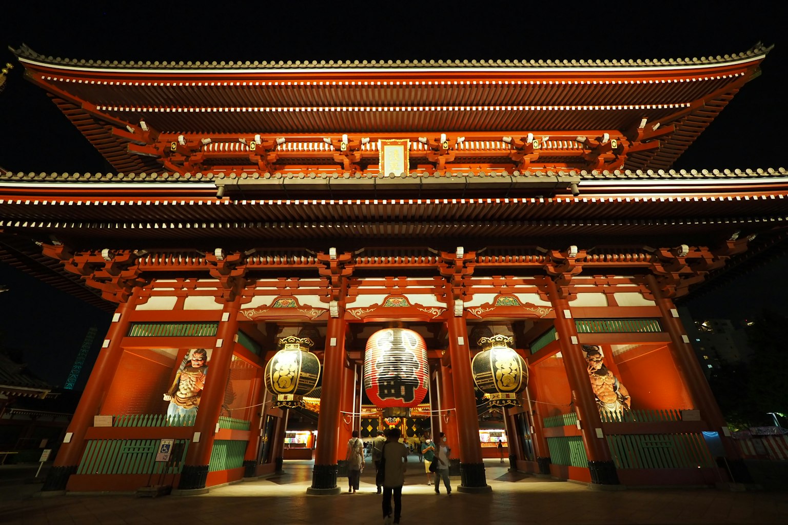 夜晚浅草寺雷门的鲜艳红色外观