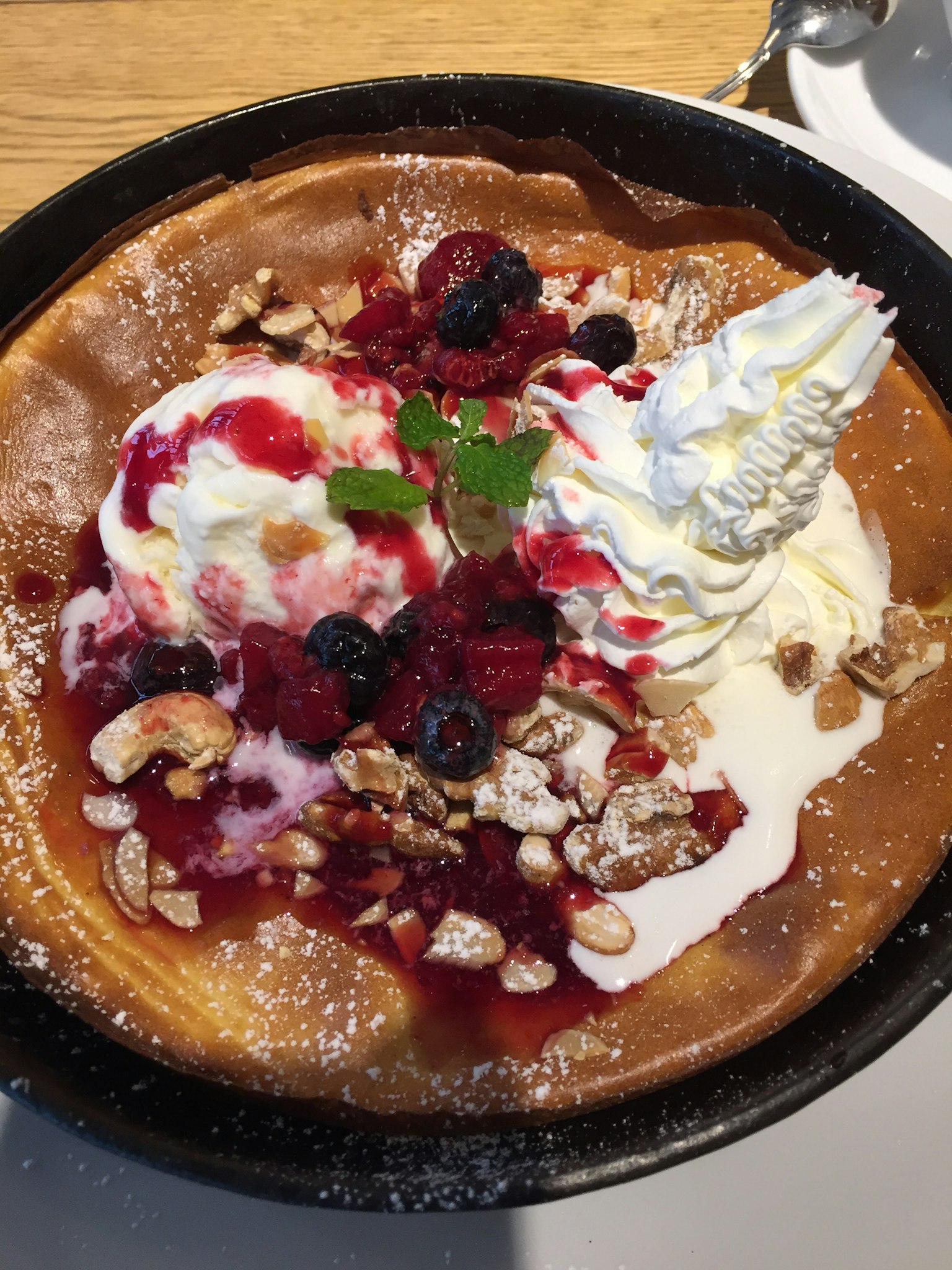 Crêpe garnie de fruits et de crème glacée