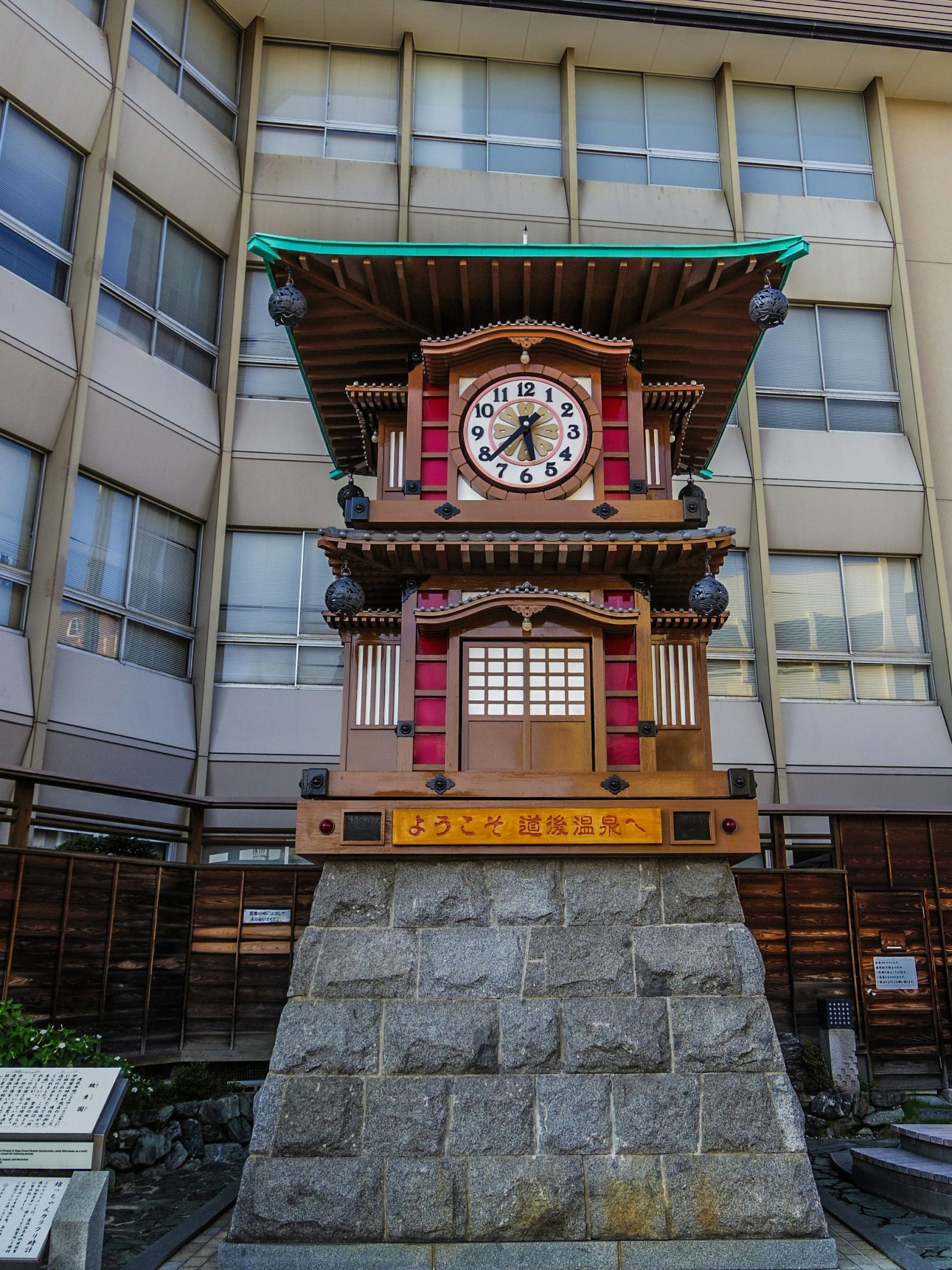 Una torre dell'orologio tradizionale si erge davanti a un edificio