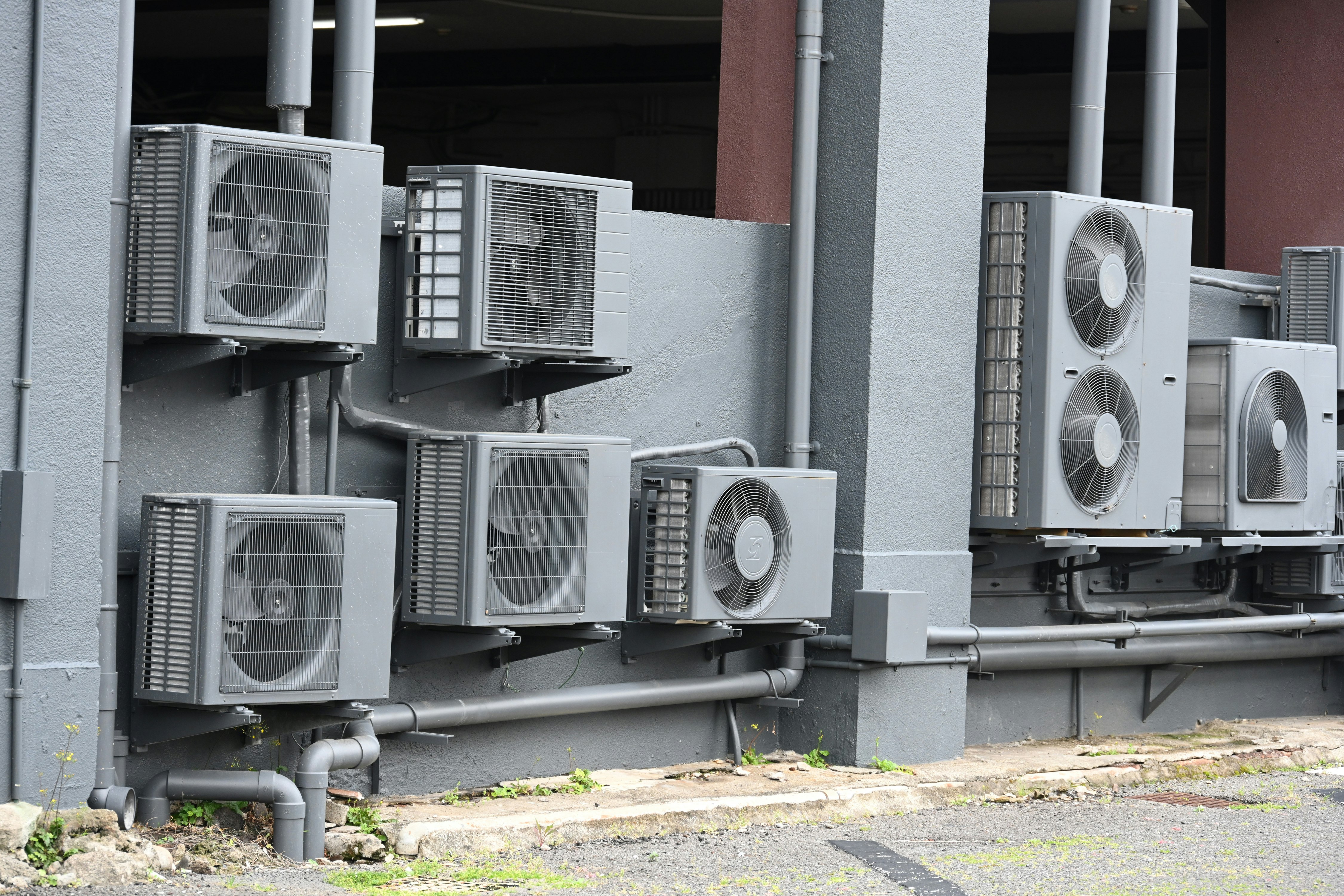 建物の外壁に並ぶ大型の空調室外機
