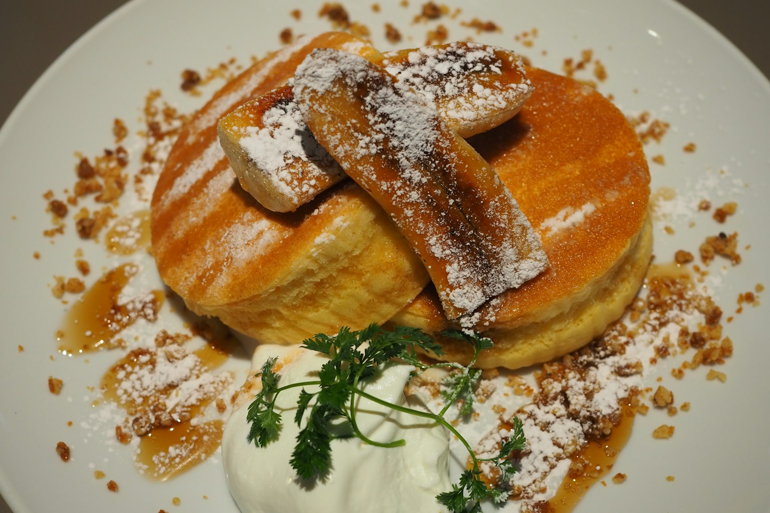 Pancake soffici con banane caramellate e panna