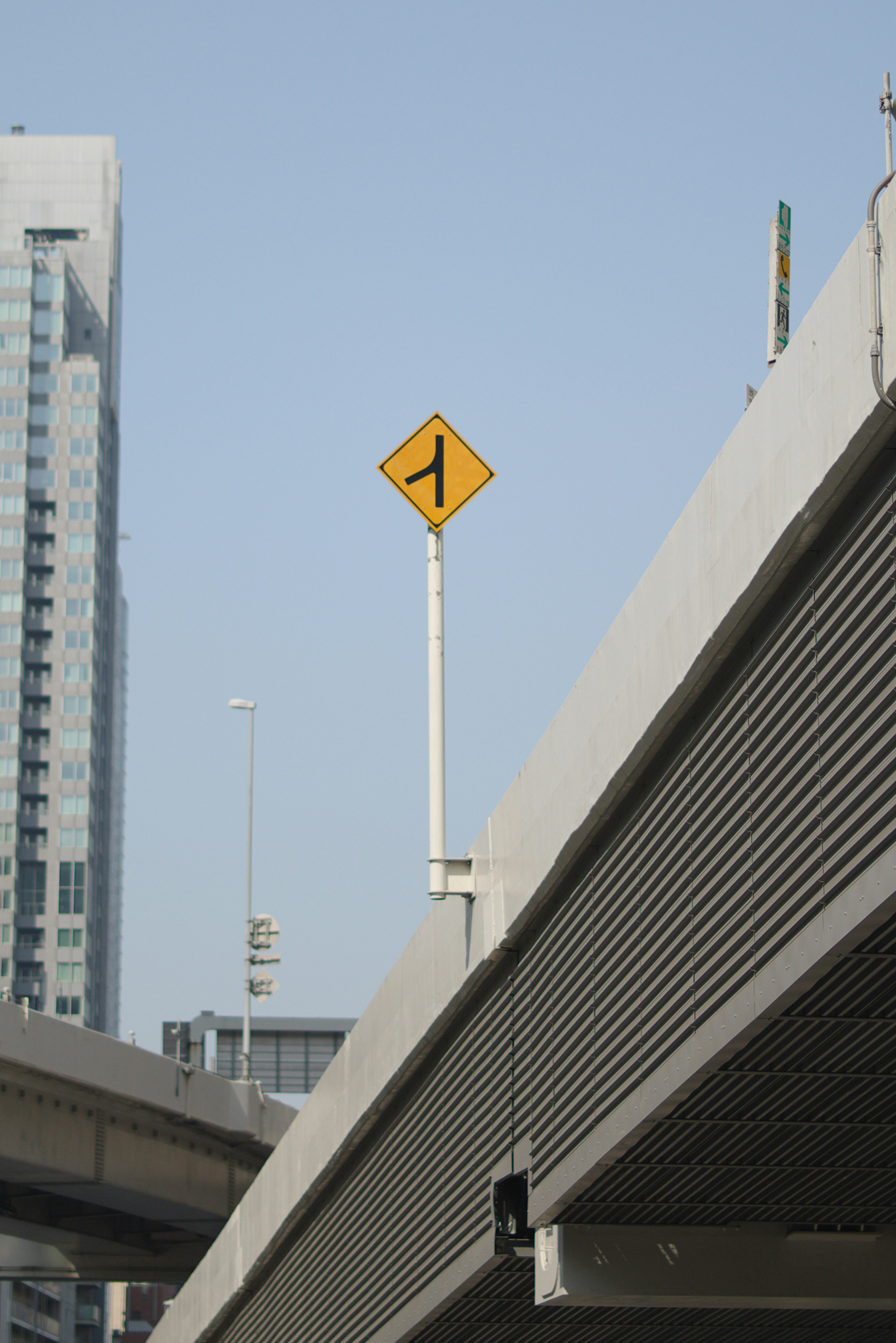 首都高の道路標識と高架のある都市風景