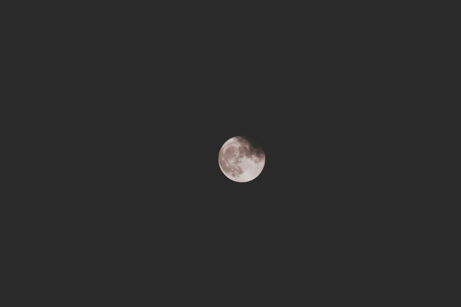 Une belle pleine lune flottant dans le ciel nocturne