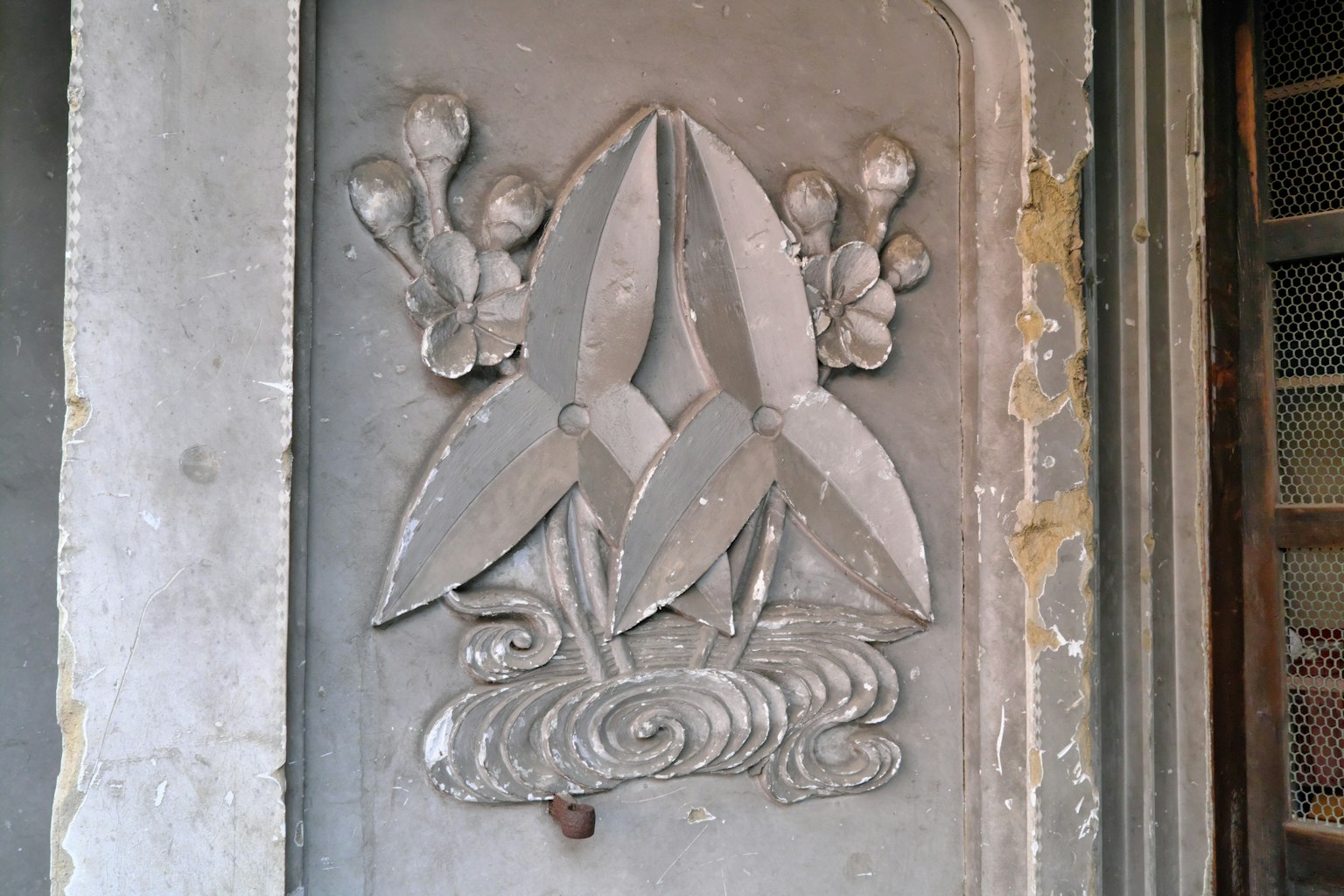 Sculpture décorative de plantes sur un mur gris