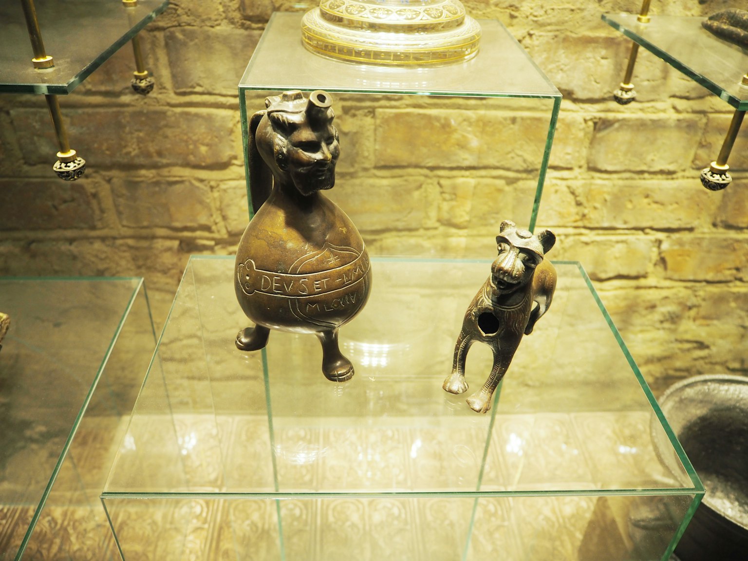 玻璃展示櫃中的古代裝飾雕塑和狗雕塑