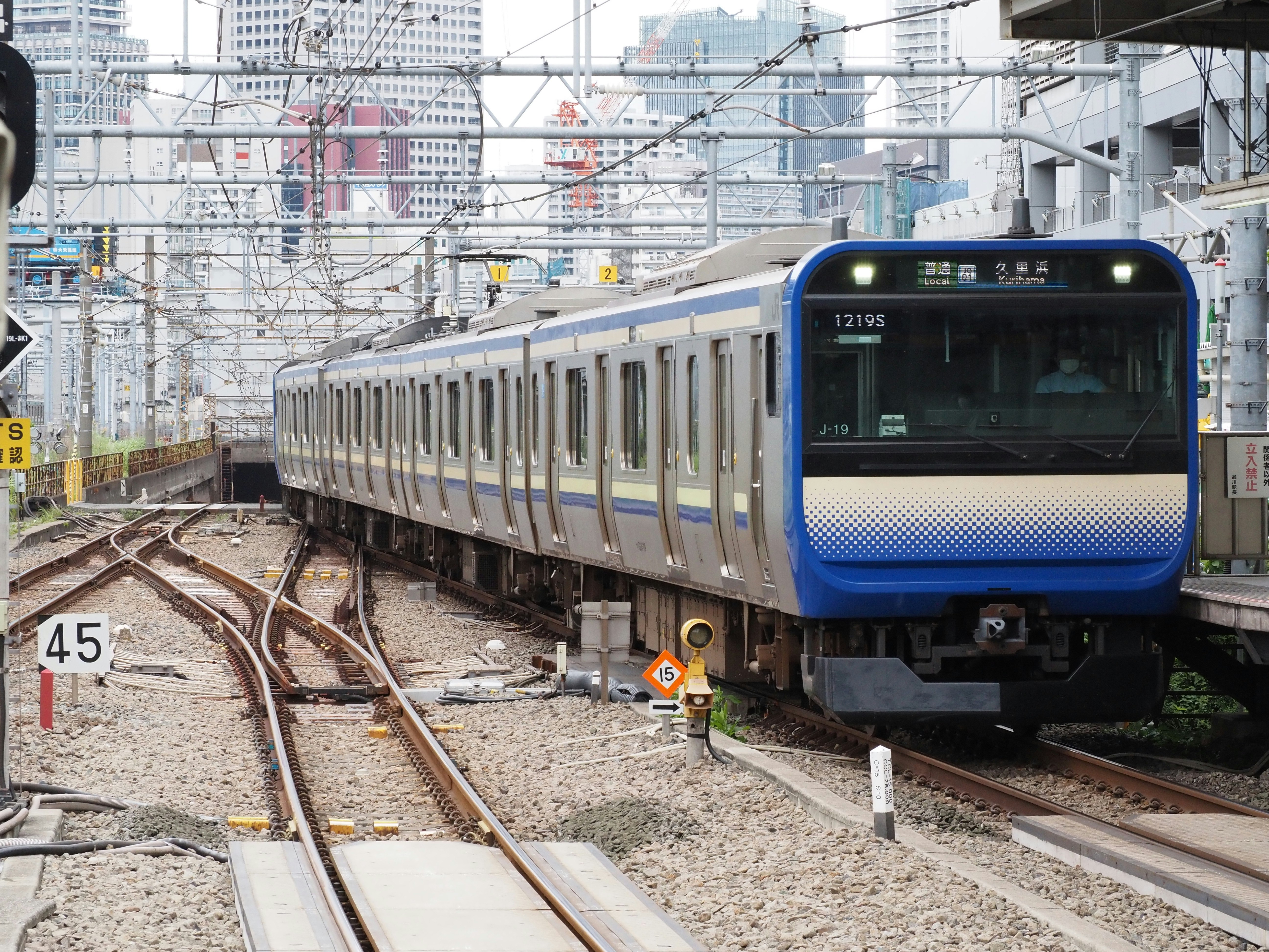 รถไฟด่วนซีรีส์ E235 รุ่น 1000 วิ่งบนรางที่สถานีชินางาวะ