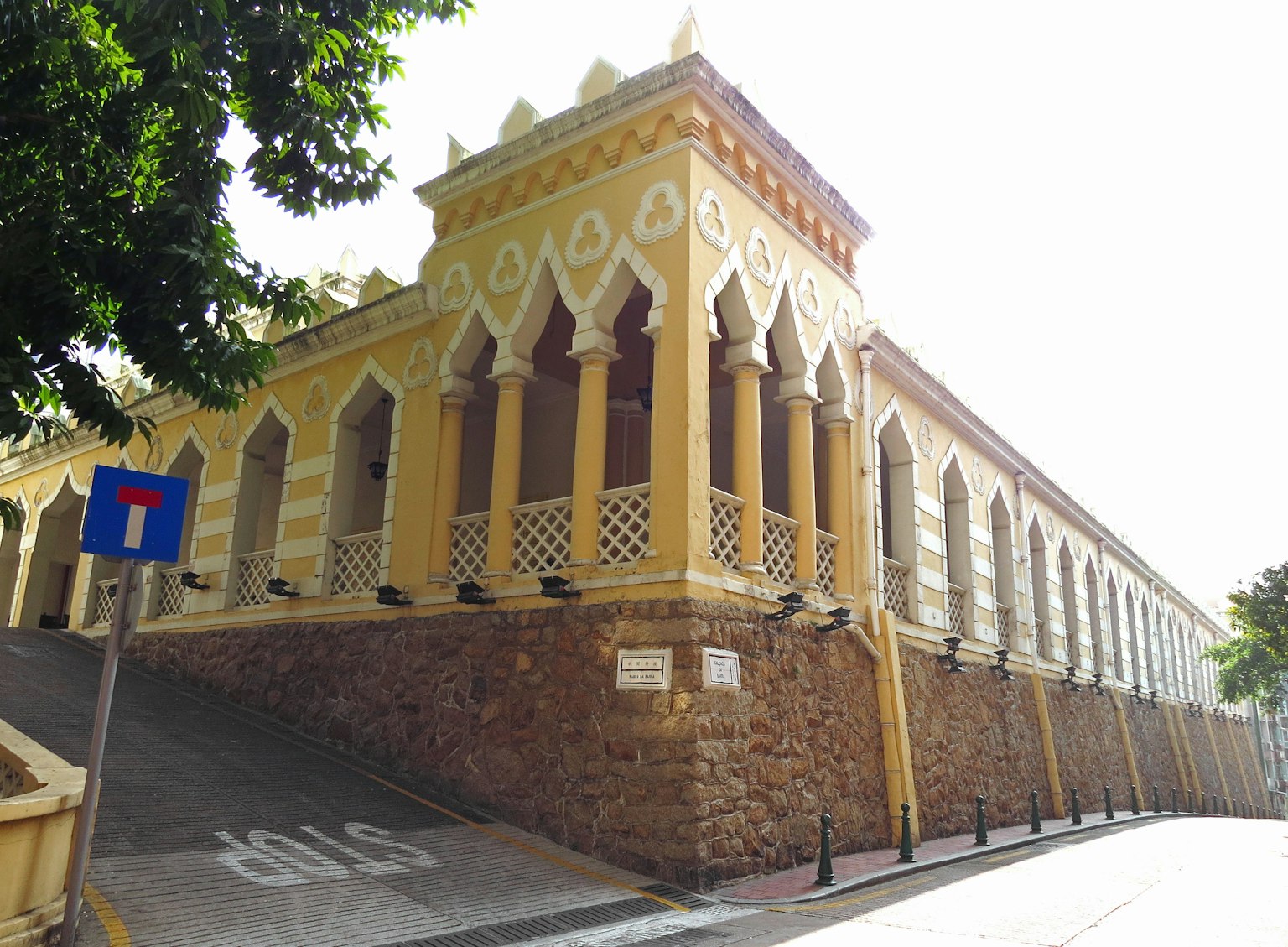 Historisches Gebäude mit gelber Fassade und gewölbten Fenstern