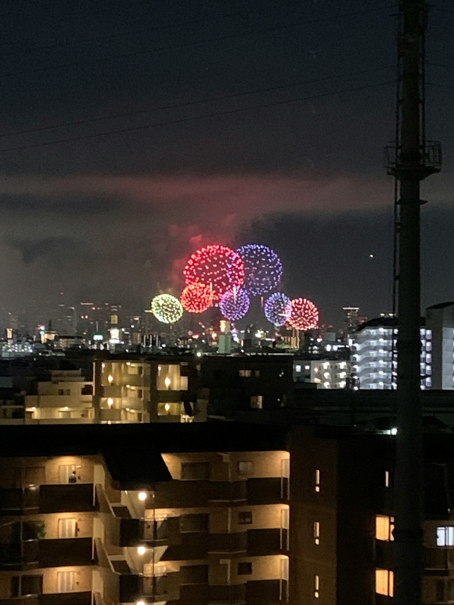 夜空中五彩缤纷的烟花在城市天际线上绽放