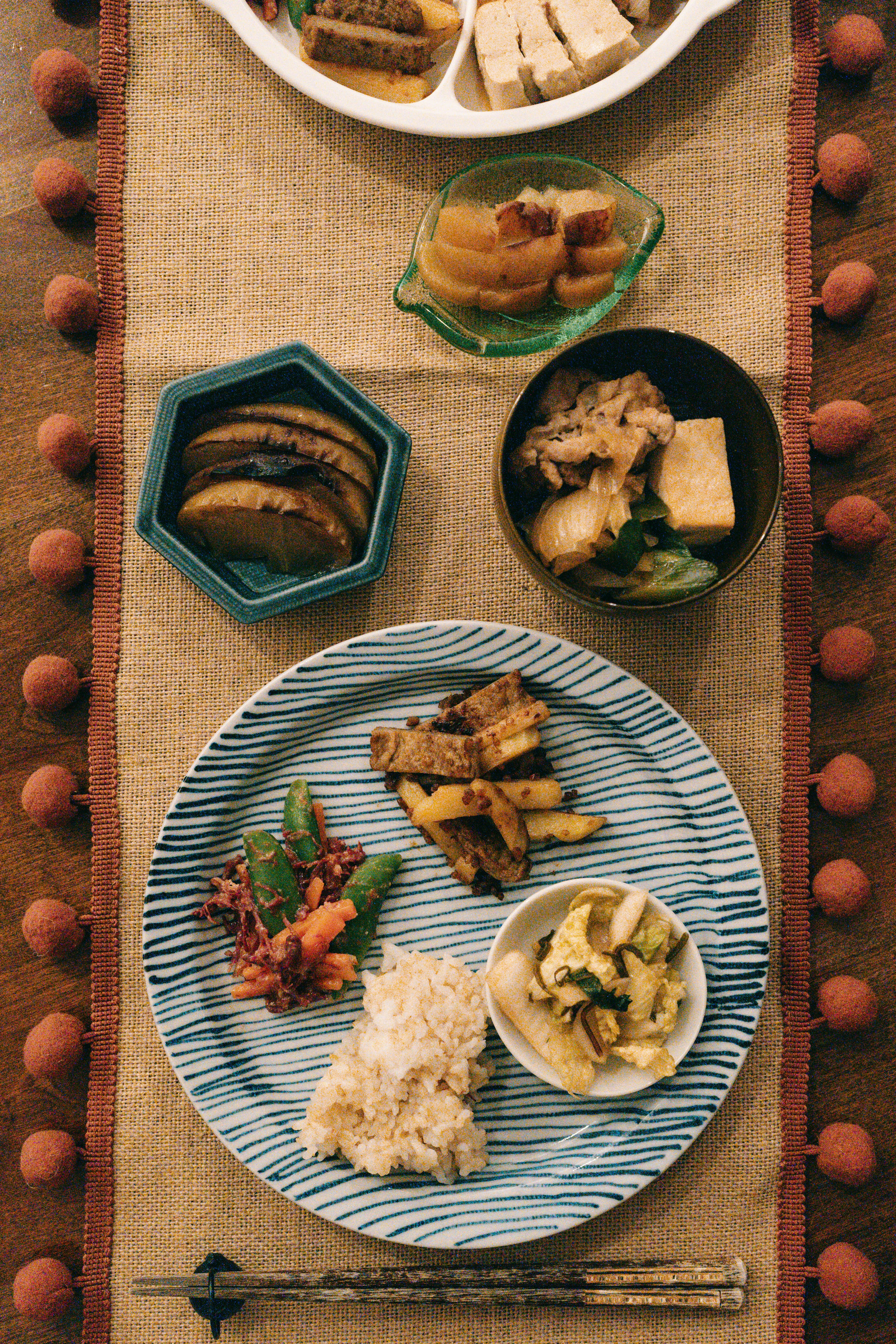 #食卓の上に並ぶ和食の小皿とごはんの食卓