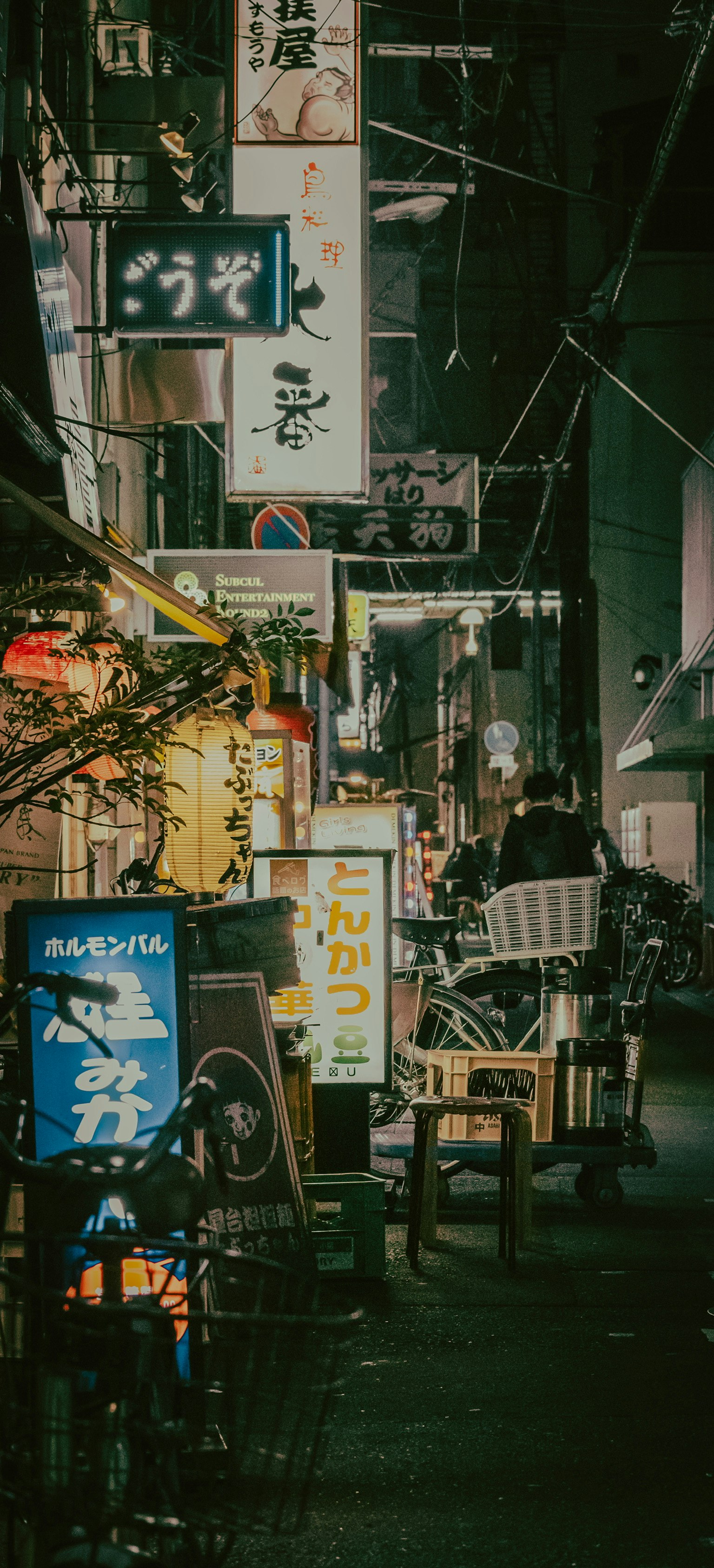 掛燈與招牌林立的巷子小店外觀