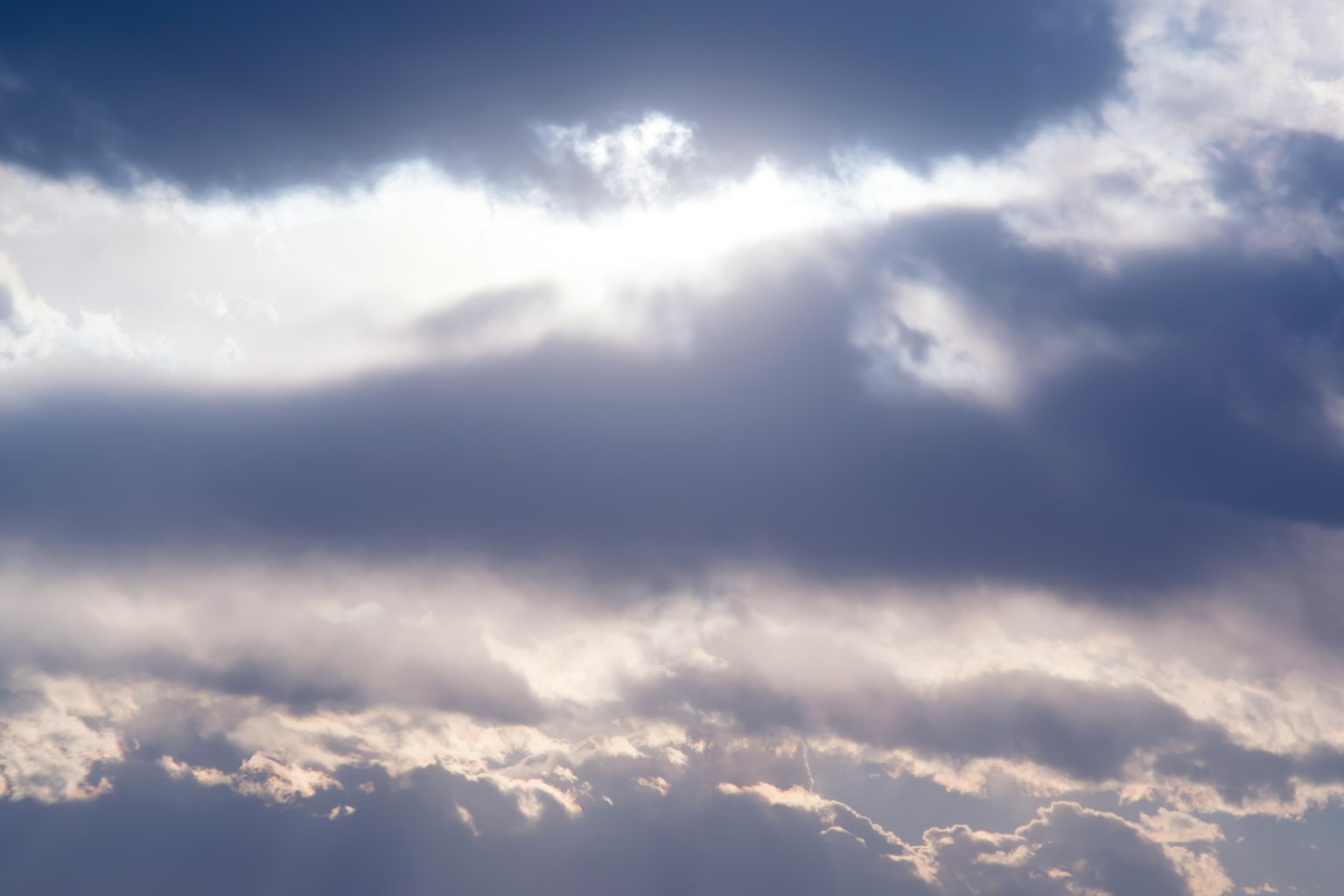 青い空に浮かぶ雲の風景で光が差し込む様子