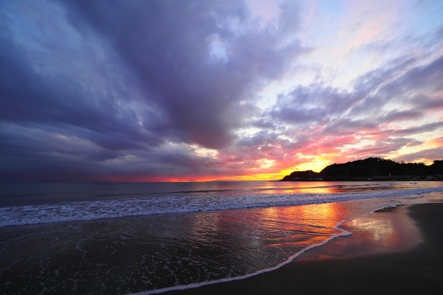 美麗的海灘景觀，夕陽色彩繽紛，海浪輕柔