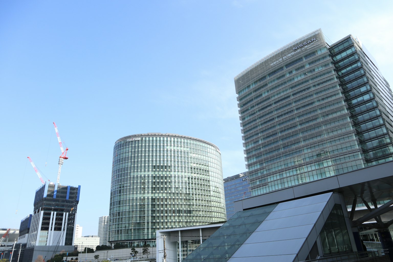 现代城市景观与明亮蓝天中反射的现代建筑