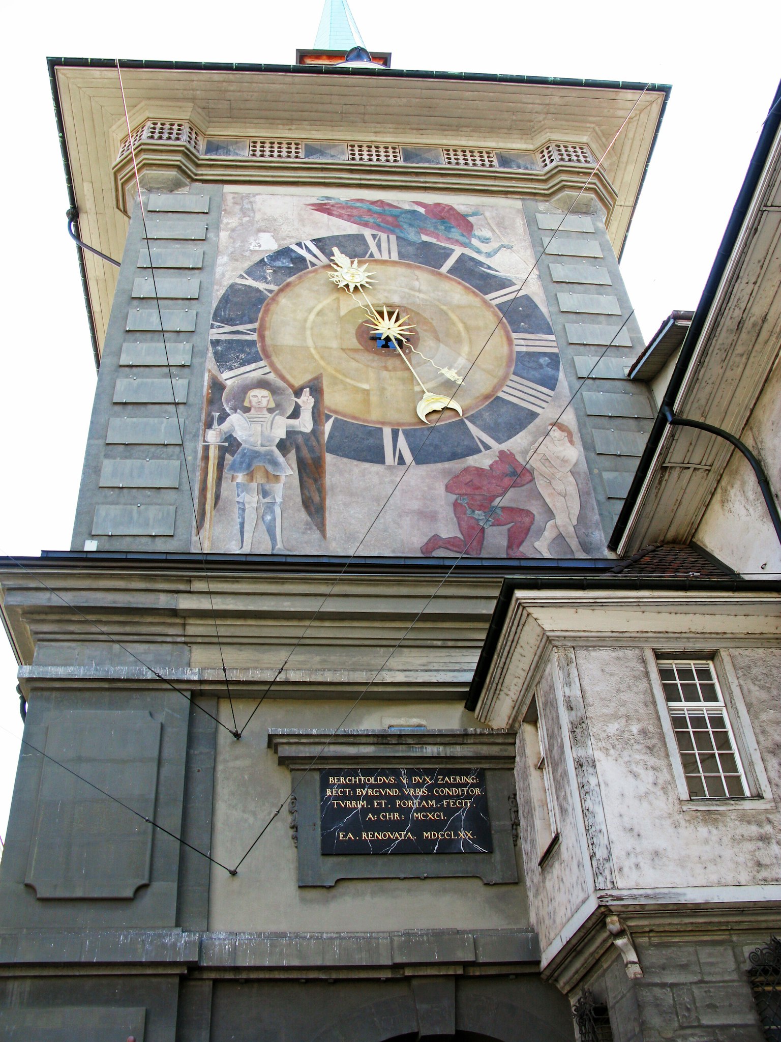 Tour de l'horloge avec des peintures et décorations détaillées