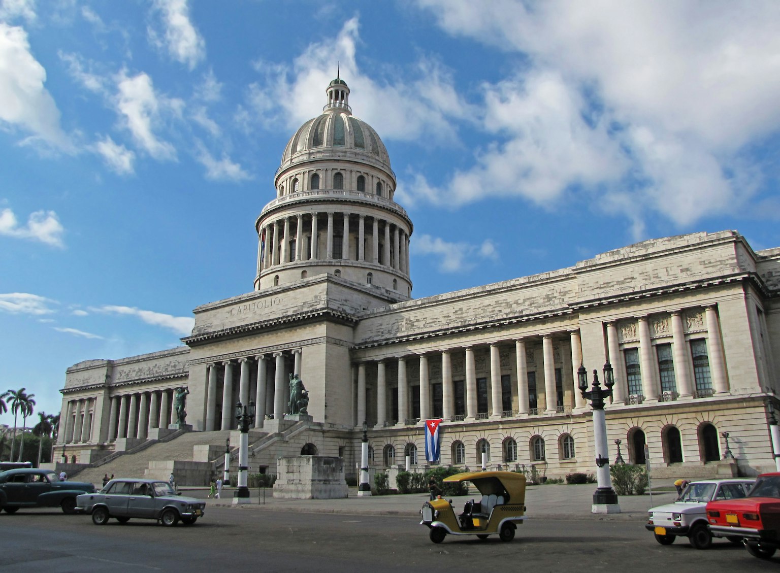 Grande edificio del Campidoglio a L'Avana con cielo blu