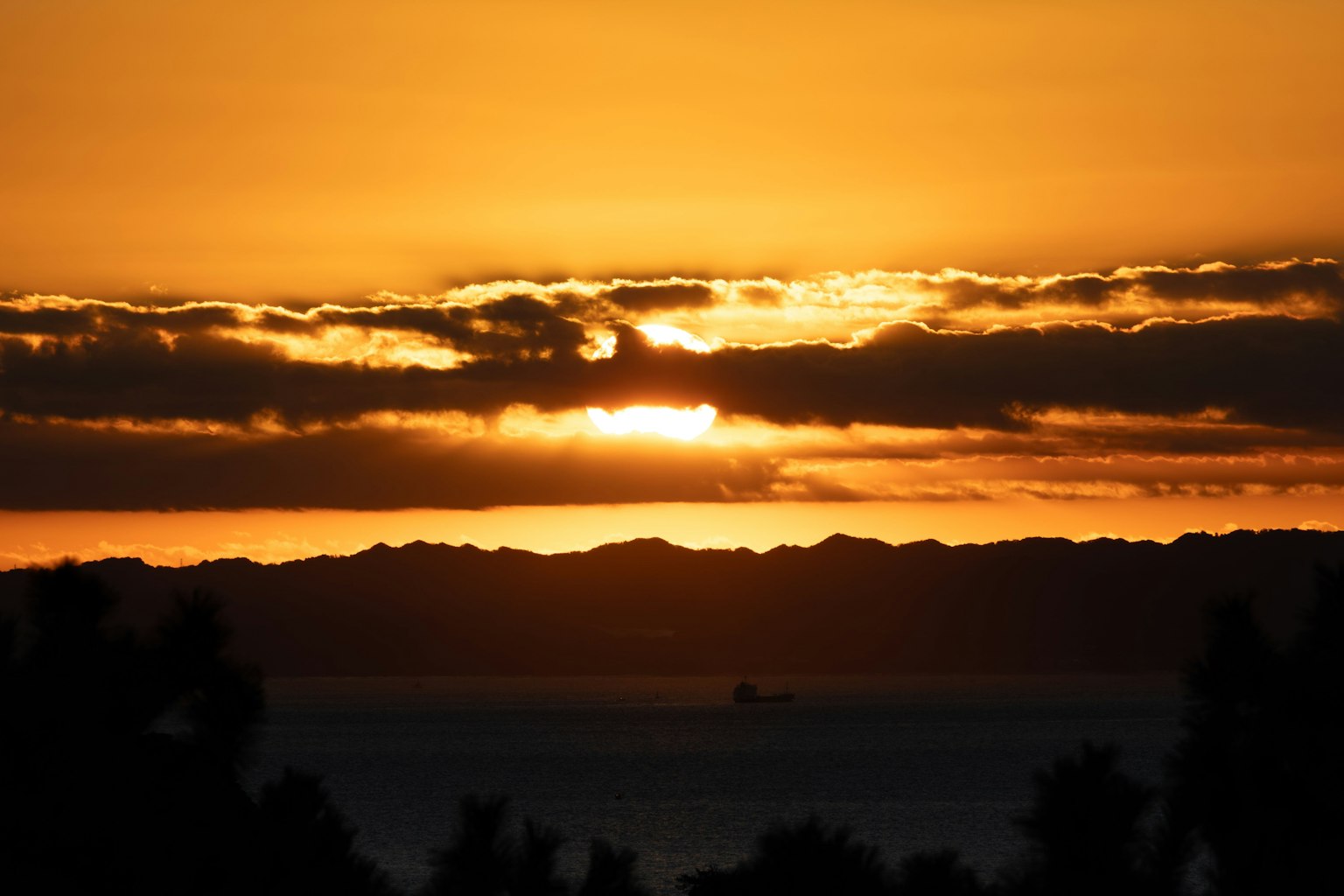 Paysage magnifique du coucher de soleil sur la mer avec des teintes vives d'orange et de jaune dans le ciel