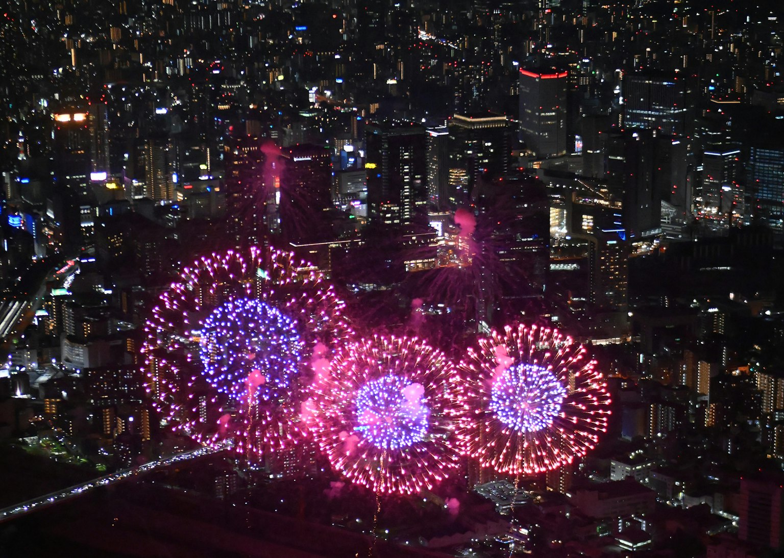 夜空中繽紛的煙花與城市天際線