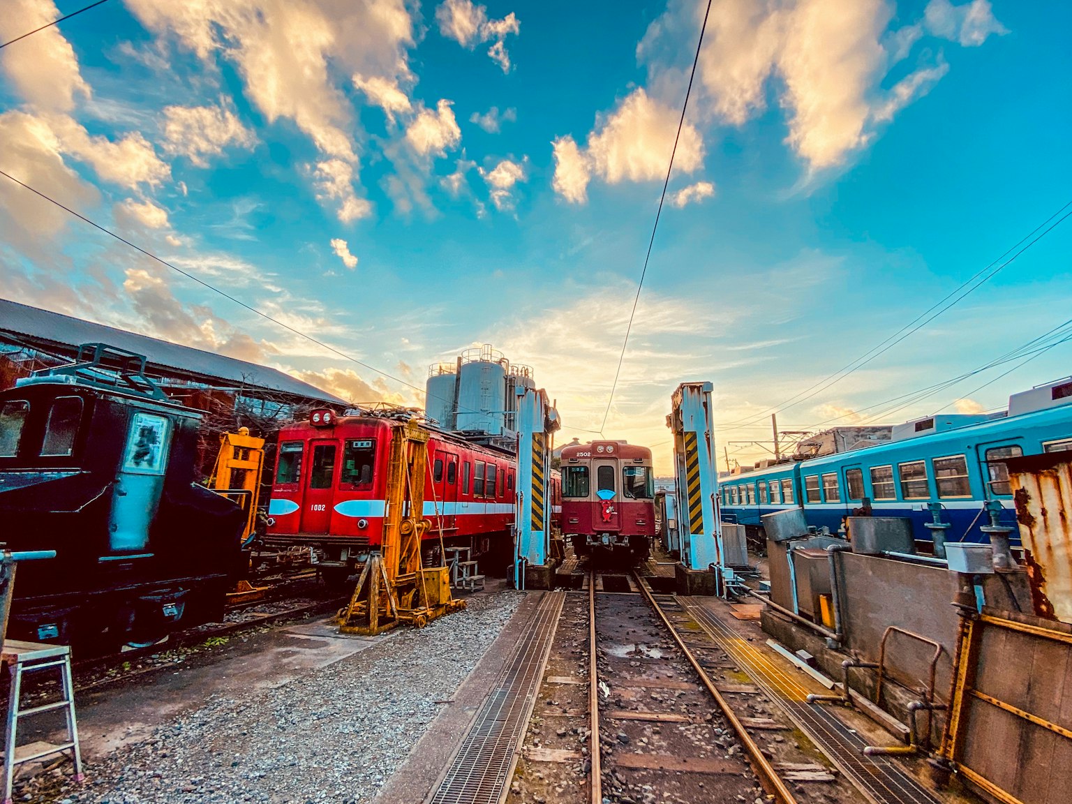 色彩斑斕的火車停在鐵路場地上,夕陽的天空