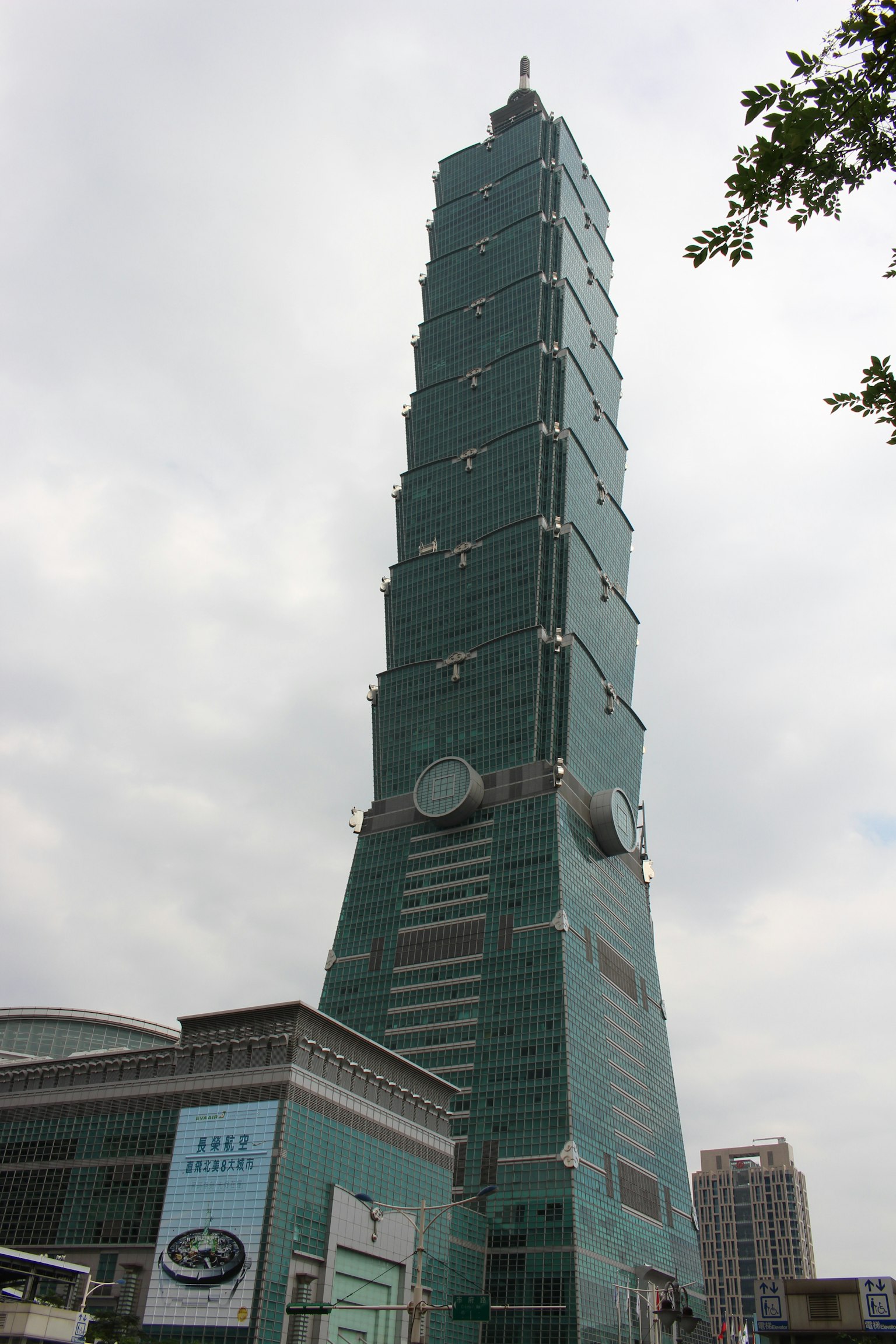 Esterno del grattacielo Taipei 101 con design moderno e facciata in vetro