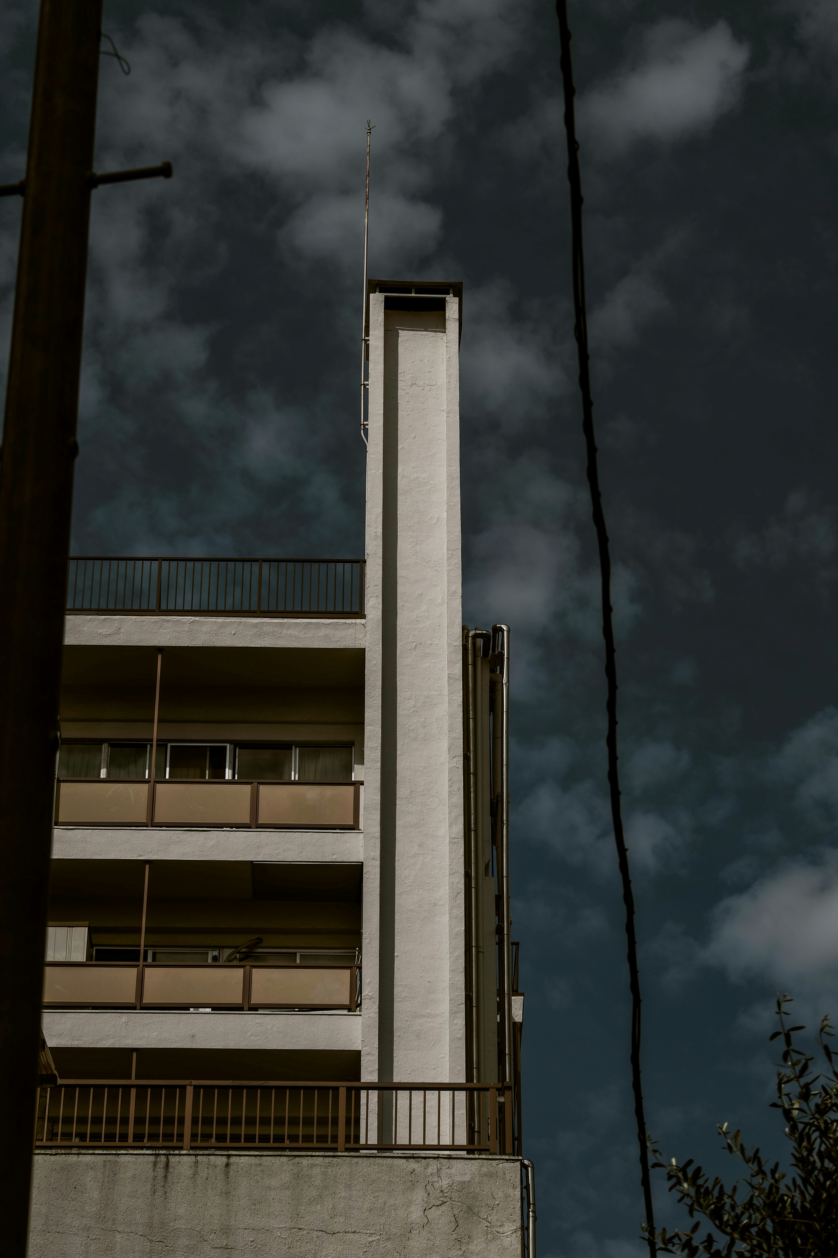 避雷針のある建物と雷雲の空