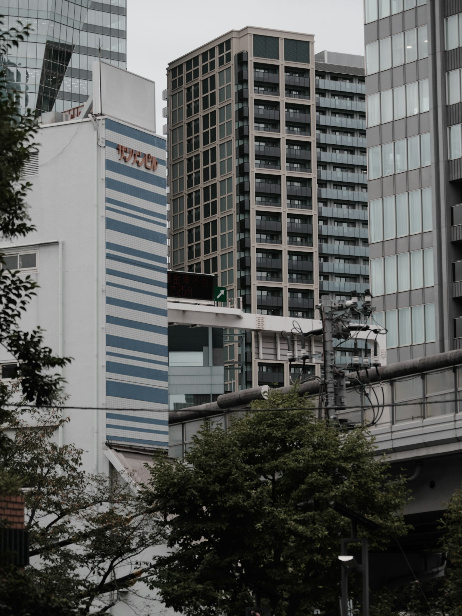 Städtische Landschaft mit modernen Wolkenkratzern und Grünflächen
