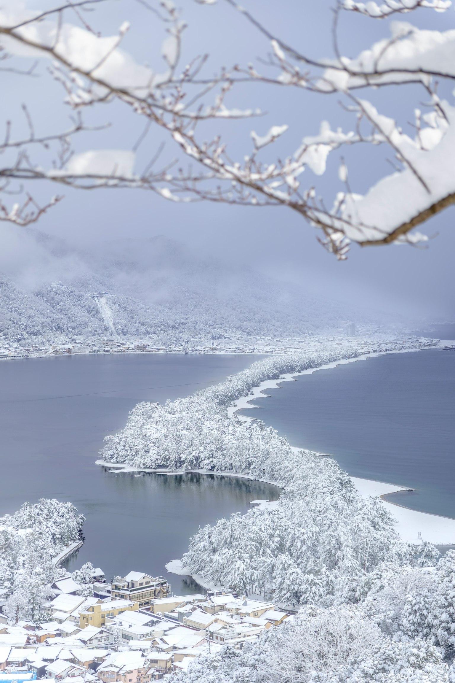 Schöne Winterlandschaft mit einem schneebedeckten See und umliegender Landschaft