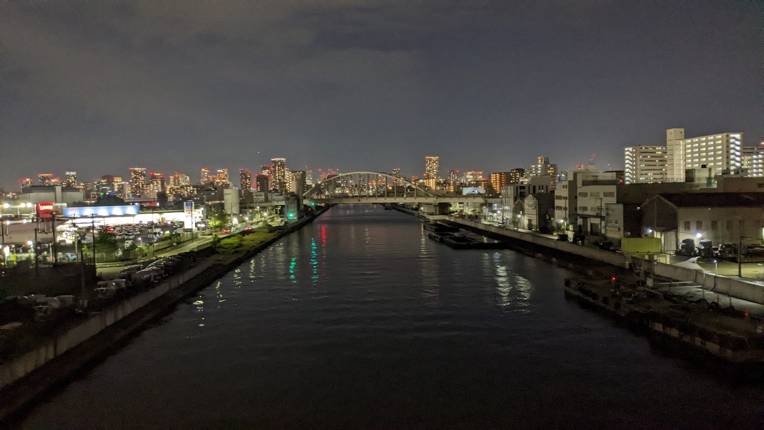 夜间城市风景与河流景观