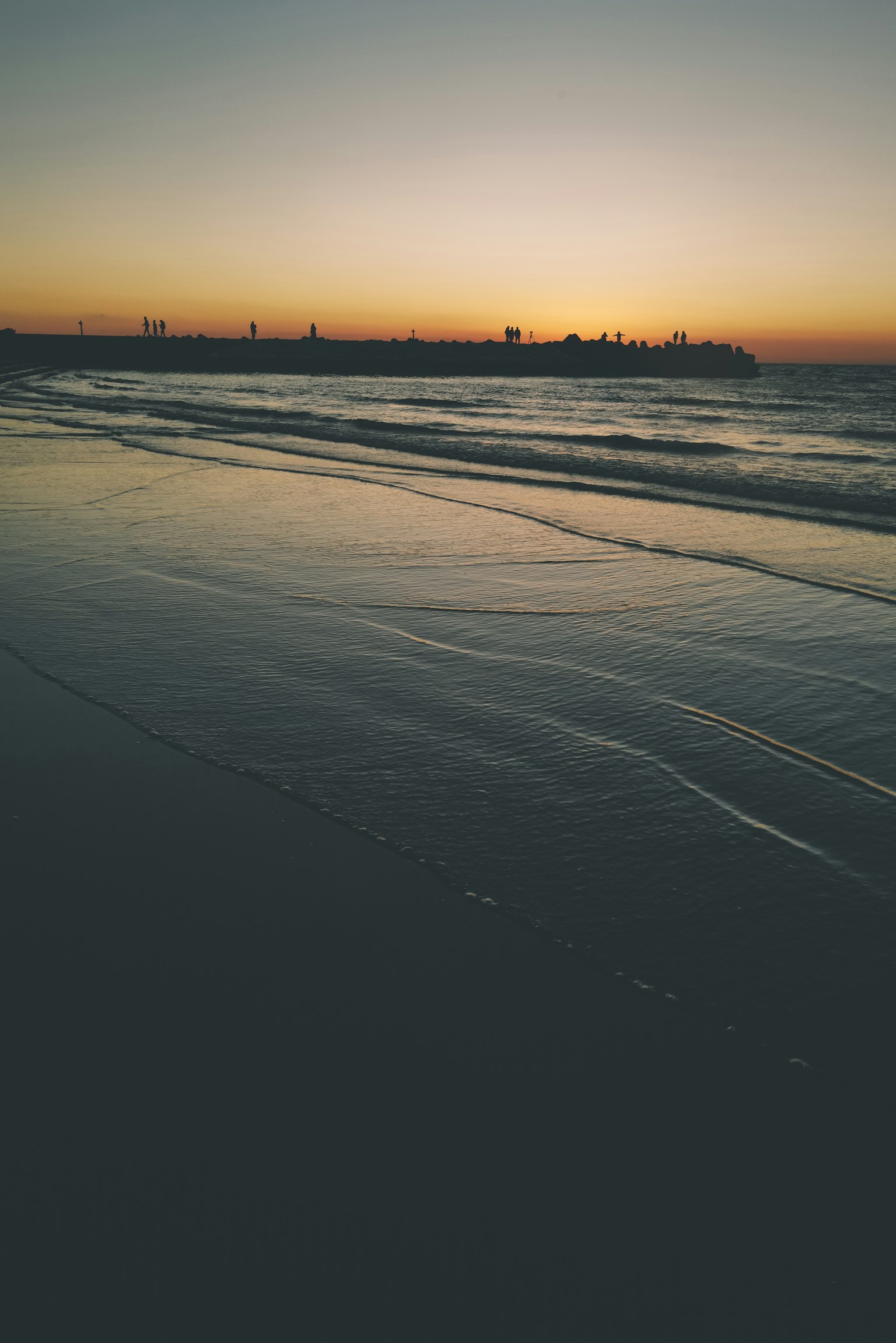 海浪和日落的美麗景色
