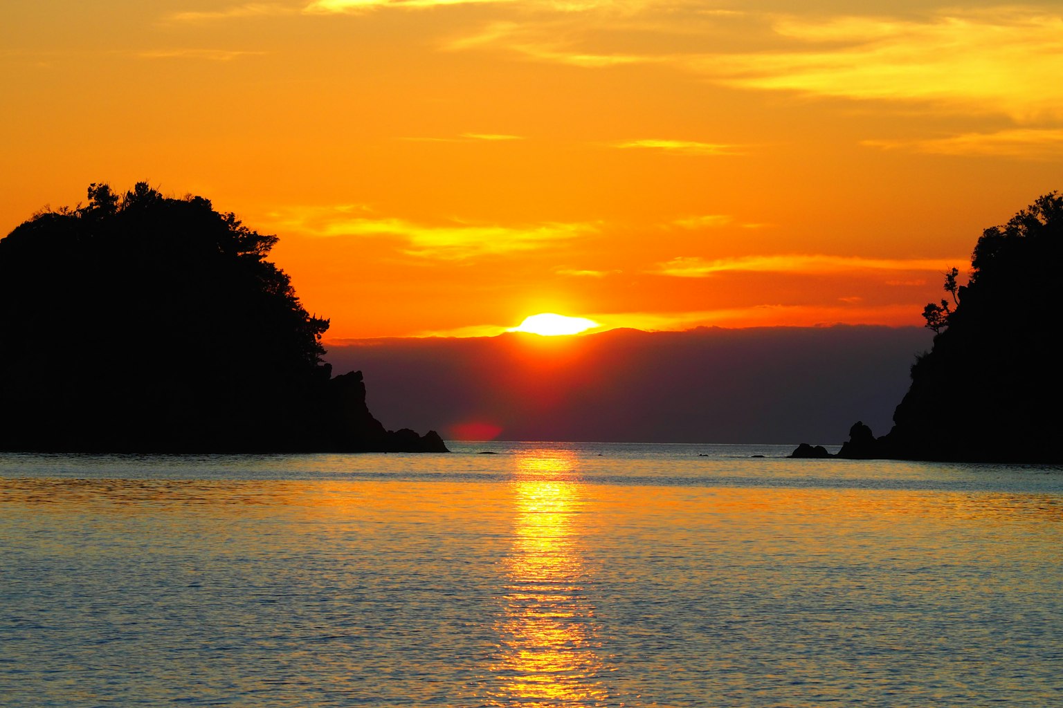 Schöner Sonnenuntergang über dem Ozean mit ruhigem Wasser